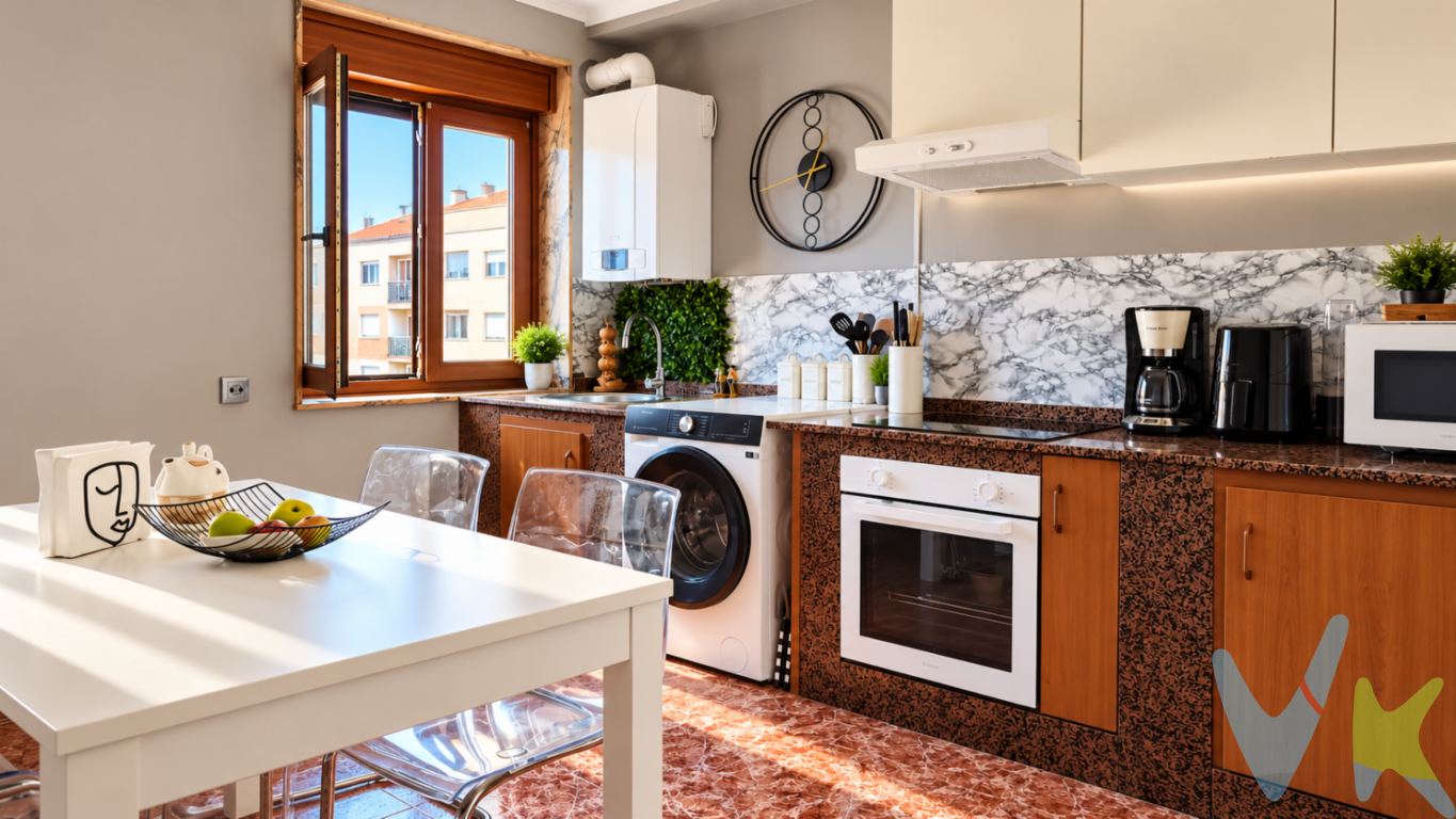 Si buscas una vivienda reformada, luminosa y con unas vistas difíciles de encontrar en plena zona urbana, sigue leyendo.En La Felguera (Langreo) ponemos a la venta esta vivienda situada en una 4.ª planta sin ascensor, completamente reformada y lista para entrar a vivir, luminoso y las vistas abiertas. Su altura permite disfrutar de una panorámica despejada hacia las zonas verdes y montañosas del entorno, aportando una agradable sensación de amplitud y tranquilidad. 2 dormitorios de buen tamaño y un estudio. Amplio salón, muy luminoso y con grandes ventanales. Cocina independiente, equipada y con espacio para comer cómodamente. Baño reformado, con plato de ducha. 1 despensa, perfectas para ganar espacio de almacenamiento. Carbonera como espacio adicional de almacenaje.La vivienda cuenta además con calefacción individual de gas ciudad, ventanas de PVC y suelo de parquet.Desde sus ventanas se disfruta de una panorámica completamente abierta, con zonas verdes y montañas como telón de fondo. ? La Felguera  Langreo (Asturias)? ¿Quieres verla?Contacta con nosotros para ampliar información o concertar una visita.Te esperamos para que puedas conocerla en persona.Gastos e impuestos no incluidos en el precio. A título orientativo, en segundas transmisiones, el comprador abonará el Impuesto sobre Transmisiones Patrimoniales (ITP). La base imponible será el mayor valor entre precio de compraventa, tasación o valor de referencia catastral. Gastos de notaría y registro aranceles variables según precio, número de copias y complejidad).     El comprador escoge libremente notario. El vendedor asume, por ley, los gastos que le correspondan, salvo pacto en contrario. Si se precisa hipoteca: Tasación, condiciones y costes bancarios según entidad elegida por el comprador; así como los gastos de gestoría y cualesquiera otros inherentes a la formalización de la compraventa. De acuerdo con la ley, no se incluyen en el precio otros gastos o tributos que legalmente correspondan al comprador. Honorarios de intermediación inmobiliaria a cargo del vendedor y honorarios de mediación inmobiliaria del 2% más I.V.A. con un mínimo 2.000 más I.V.A.  a cargo del comprador.     El consumidor tiene derecho, conforme a la normativa vigente, a disponer de información y documentación adicional relativa al inmueble y condiciones de la compraventa, accesible en la sede física de la agencia. La agencia actúa exclusivamente como intermediaria en la operación. Cualquier compraventa y sus condiciones quedan sujetas en todo caso a la aceptación expresa del vendedor del inmueble y a la posterior formalización del correspondiente contrato. El presente anuncio tiene carácter meramente informativo; la información suministrada se corresponde con la disponible a la fecha de publicación, pudiendo variar en función de las circunstancias o actualizaciones legales, contractuales y fiscales.