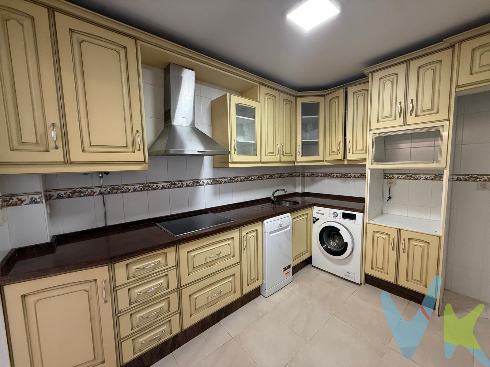 Si buscas una vivienda acogedora, funcional y situada en la zona de Camposoto, esta puede ser tu oportunidad. La vivienda dispone de un agradable patio delantero, perfecto para disfrutar del aire libre, crear una zona de descanso o recibir a familiares y amigos. En la planta baja encontrarás un salón independiente, amplio y luminoso, una práctica cocina con patio cerrado integrado, que aporta mayor amplitud y comodidad al espacio, además de un aseo de cortesía. En la primera planta se ubica el dormitorio principal, que cuenta con balcón privado y armario empotrado, ofreciendo un espacio cómodo y bien aprovechado, así como dos dormitorios más. Completa esta planta un baño completo, diseñado para el día a día con total funcionalidad. Una vivienda ideal tanto para quienes buscan su primer hogar como para quienes desean invertir en una zona tranquila, bien comunicada y cercana a todos los servicios. 📞 No dejes pasar esta oportunidad y solicita más información o una visita. Ven a descubrir todo lo que este adosado puede ofrecerte. --------------. Les Informamos que los gastos de Notarí­a, Registro, Impuestos y los honorarios de la agencia no están incluidos en el precio. Disponemos de Seguro de Caución, para la protección del dinero entregado como señal para la Reserva de una vivienda.  --------------. Por mandato expreso del propietario, comercializamos este inmueble en exclusiva, lo que le garantiza el acceso a toda la información, a un servicio de calidad, un trato fácil, sencillo y sin interferencias de terceros. Por este motivo, se ruega no molestar al propietario, a los ocupantes de la propiedad o a los vecinos. Muchas gracias por su comprensión.