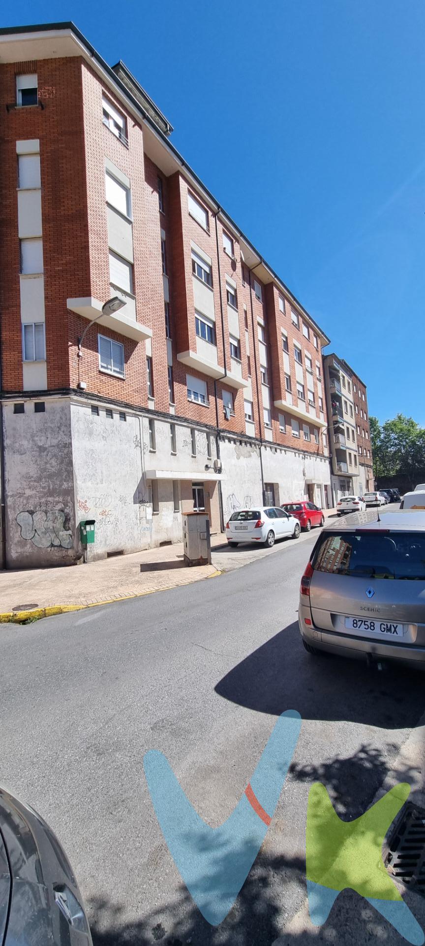 Te presentamos este amplio y luminoso piso exterior de los años 80, situado en el encantador barrio de la Estación de Ponferrada, al final de la batalla de Bailén, junto a la farmacia. Este espacioso hogar ofrece una excelente oportunidad para decorarlo a tu gusto, creando el ambiente perfecto para ti y tu familia. Características destacadas:.     Luminoso y espacioso: Todo exterior, que inunda de luz natural todas las estancias.     Ubicación privilegiada: A un paso del centro de la ciudad, con todos los servicios necesarios al alcance de tu mano.     Plaza de garaje cerrada: Para la máxima comodidad y seguridad de tu vehículo. Vivir en el barrio de la Estación significa disfrutar de la cercanía a tiendas, supermercados, colegios y transporte público, todo ello en una zona tranquila y bien comunicada. ¡No dejes pasar esta oportunidad única! Ven y descubre el potencial de este maravilloso piso y comienza a imaginar tu vida en él. Ven a verlo y Haznos tu mejor Oferta!!!!. Por mandato expreso del propietario, comercializamos este inmueble en exclusiva, lo que garantiza el acceso a toda la información, a un servicio de calidad, en un trato fácil, sencillo y sin interferencias de terceros. Por este motivo, se ruega no molestar al propietario, a los ocupantes de la propiedad o a los vecinos. Muchas gracias por su comprensión. . 