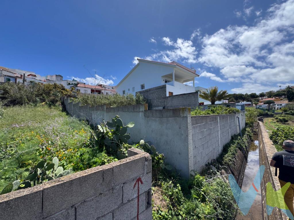 🌿 Solar Urbano en Venta – Firgas, Gran Canaria 🌿. ¡Una oportunidad única para construir la casa de tus sueños en un entorno natural incomparable!. 📍 Ubicación: Municipio de Firgas, Gran Canaria – al final de la calle  lo que garantiza privacidad y tranquilidad. 🌄 Vistas: Panorámicas impresionantes al barranco de Azuaje rodeado de vegetación y belleza natural. 📐 Superficie: 337,32 m² de suelo urbano consolidado, ideal para construir tu chalet personal en un entorno sereno y natural. 🚗 Conectividad: A solo unos minutos del casco urbano, con fácil acceso a supermercados, colegios, transporte y otros servicios esenciales. ❗ Nota: El precio no incluye impuestos, ni gastos de Notaría o Registro. 📞 ¡Contáctanos para más información o para concertar una visita al terreno!