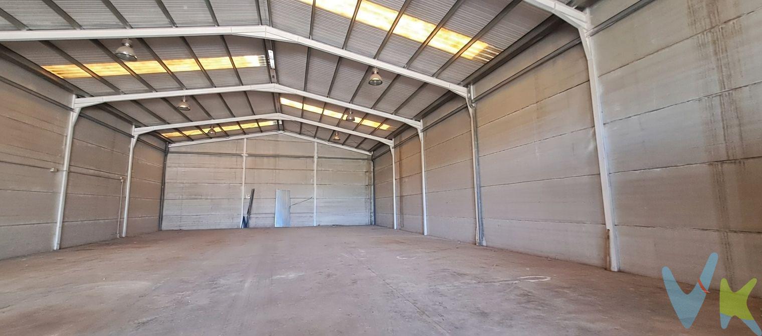 Se vende nave en el término municipal de Genovés, totalmente diáfana y desarrollada en una sola planta, ideal para uso industrial, almacén o múltiples actividades. Construida con materiales de buena calidad, ofrece una estructura sólida y duradera. El techo está realizado con paneles tipo sándwich, proporcionando buen aislamiento térmico y acústico, y las paredes están construidas con panel fenólico sobre estructura metálica. Cuenta con dos accesos independientes: uno desde la vía pública a través de un patio peatonal delantero y otro acceso directo desde el interior de la parcela, lo que facilita la operativa y distribución del espacio. La nave dispone de una superficie construida de 520,08 m², coincidente con la superficie ocupada en parcela. Además, cuenta con un patio delantero de 160 m². En su interior, dispone de una oficina de 18,42 m² y un baño de 4,13 m². La propiedad se encuentra completamente vallada, aportando seguridad y privacidad, y dispone de suministro de agua y luz. La superficie total de la parcela es de 680,08 m². Características principales:. Superficie construida: 520,08 m². Superficie parcela total: 680,08 m². Patio delantero: 160 m². Oficina: 18,42 m². Baño: 4,13 m². Nave en una sola planta. Espacio totalmente diáfano. Construcción con materiales de buena calidad. Techo con paneles tipo sándwich. Paredes de panel fenólico y estructura metálica. Doble acceso. Suministro de agua y luz. Parcela vallada. VENTA:. PVP 265.000€. Gastos e impuestos no incluidos en el precio. La compra conlleva impuestos y gastos de formalización para el comprador. A título orientativo se informa que en segundas transmisiones el ITP con carácter general en Valencia es del 10%, pudiendo existir otros tipos impositivos atendiendo a las circunstancias personales del comprador u otras circunstancias previstas legalmente. Base imponible del impuesto el mayor valor entre el precio de compraventa, la tasación o el valor de referencia catastral. En cuanto a los gastos de notaría y registro, en su caso, suelen oscilar aprox. entre 1,5% y 2,5% (aranceles variables según precio, n.º de copias y complejidad). El comprador elige notario. Si el comprador precisase de hipoteca: tasación, condiciones y costes bancarios serán según entidad elegida por el comprador, así como los gastos de gestoría, y cualesquiera otros gastos inherentes a la formalización de la compraventa que legalmente correspondan a la parte compradora, salvo pacto expreso en contrario con el vendedor. El consumidor tiene, conforme a la normativa vigente, a su disposición información y documentación adicional relativa al inmueble y condiciones de la compraventa, que podrá ser consultada en C/Joaquín Costa 4, bajo 46005 Valencia o urbe2@remax.es. Honorarios de mediación inmobiliaria a cargo del COMPRADOR: (3% del precio final de venta más IVA (21%), salvo otro pacto.); y de VENDEDOR (según acuerdo con el mismo). Se informa al consumidor que la agencia actúa como intermediaria inmobiliaria en la operación, estando cualquier eventual compraventa y sus condiciones sujeta a la aceptación expresa del propietario-vendedor y a la posterior formalización del correspondiente contrato.