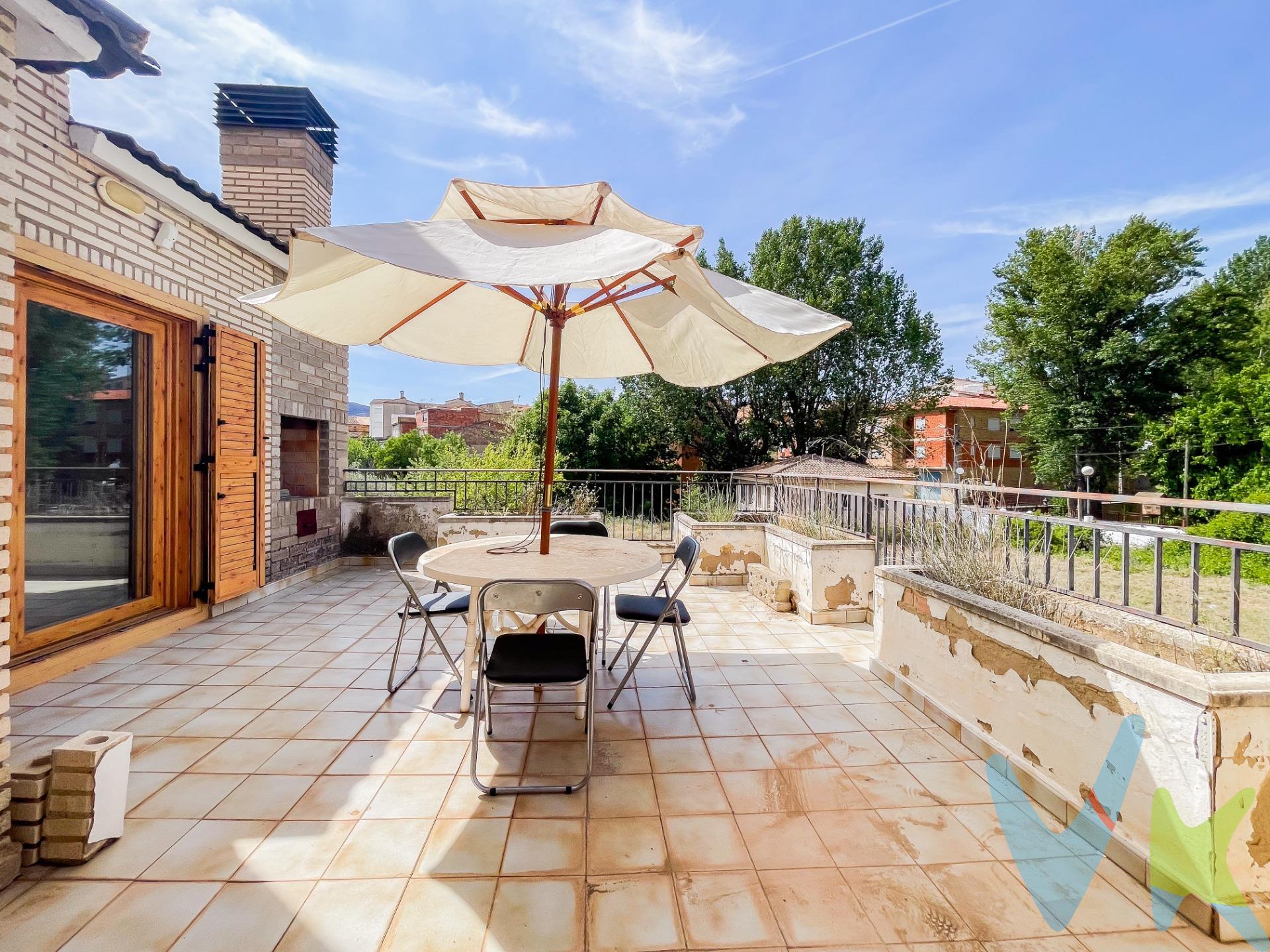 Un Hogar que Enamora. Este magnífico chalet independiente, construido con las mejores calidades, es el lugar donde la comodidad y la naturaleza se unen en perfecta armonía. Planta Principal:. Salón Comedor: El salón comedor señorial, con su imponente chimenea, te invita a crear recuerdos inolvidables junto a tus seres queridos. Un espacio amplio y acogedor, ideal para momentos de calidez y alegría. Terraza Exterior: Imagina disfrutar de comidas y cenas al aire libre en una amplia terraza, con salida a un balcón que ofrece vistas despejadas a todo el valle. Un escenario perfecto para contemplar la belleza del entorno natural. Cocina: La amplia cocina, equipada con despensa, está diseñada para inspirar tus mejores creaciones culinarias. Un lugar donde el arte de cocinar se convierte en una experiencia compartida. Baños: Dos baños completos, pensados para tu máxima comodidad y bienestar. Habitaciones: Tres habitaciones dobles, luminosas y acogedoras, todas con armarios empotrados. Espacios diseñados para ser tus santuarios personales, llenos de luz y tranquilidad. Garaje:. Ubicación: Un amplio garaje a pie de calle, que proporciona comodidad y seguridad, con espacio suficiente para varios vehículos y almacenamiento adicional. Buhardilla:. Acceso: Una encantadora escalera de caracol te lleva a la buhardilla. Espacio Multifuncional: Este espacio puede ser transformado en una cuarta habitación o en un área de ocio personalizada, ya sea un estudio artístico, un gimnasio o una sala de juegos. Exteriores:. Con dos terrenos urbanos que suman un total de 1.497 m², las posibilidades son infinitas. Desde la creación de un jardín exuberante hasta la construcción de una piscina privada o una segunda vivienda, este espacio exterior es un lienzo en blanco para tus sueños. La Belleza de Vivir en Chera. Chera es un lugar privilegiado por su riqueza y diversidad natural. Aquí, cada día es una nueva oportunidad para disfrutar de actividades al aire libre como trekking, pesca deportiva en su pantano y escalada. Vivir en Chera es disfrutar de la serenidad de la naturaleza y la emoción de nuevas aventuras. Una Inversión en Calidad de Vida. Este chalet no es solo una propiedad, es un estilo de vida. Construido con materiales de alta calidad y un cuidado meticuloso en cada detalle, es un hogar listo para acoger nuevas historias y recuerdos inolvidables. Los amplios terrenos adicionales aumentan el valor y potencial de esta propiedad, convirtiéndola en una inversión inteligente y emocional. ¡No dejes pasar esta oportunidad única! Contáctanos hoy mismo para más información y para programar una visita. Tu futuro hogar en Chera te está esperando para darte la bienvenida. La descripción del presente inmueble e imágenes tienen mero carácter informativo y en ningún caso carácter contractual, pudiendo ser modificados por la inmobiliaria comercializadora sin que ello implique responsabilidad alguna frente a terceros. En el precio de venta a público, esta propiedad NO incluye los gastos de adquisición (Notario, registro, gestión, honorarios, etc…). 