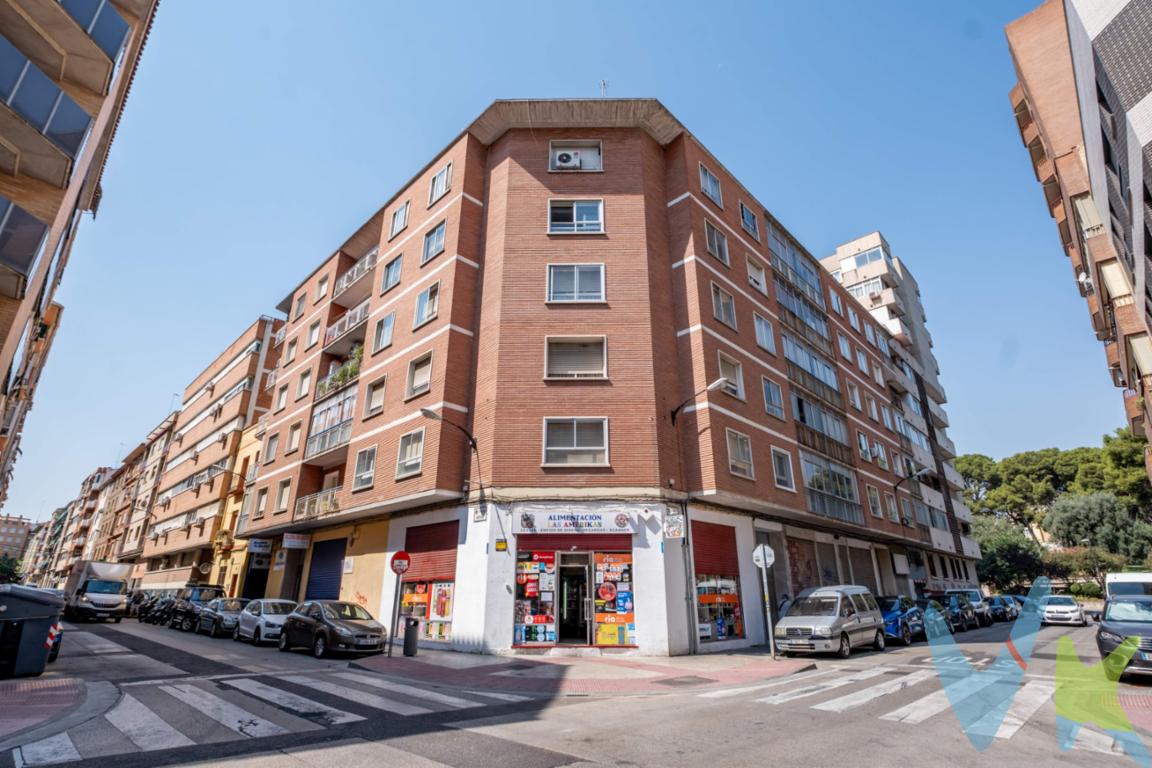 Si buscas un piso donde el espacio, la luz natural y la ubicación estratégica se unan, esta es la oportunidad que estabas esperando en la calle San Antonio Abad, estratégicamente ubicado entre la Avenida de Navarra y la calle Rioja. -Espacio, luz sureste y un lienzo en blanco para tus sueños. Este piso se encuentra en una segunda planta totalmente exterior en chaflán. ¿Qué significa esto? Que gracias a su envidiable orientación sureste, disfrutarás de una luminosidad espectacular durante todo el día, reduciendo el consumo de energía y ganando en bienestar. La vivienda cuenta con una distribución ideal bien aprovechada con muy poco pasillo. . El inmueble se encuentra en buen estado, aunque también requiere alguna actualización. Es la excusa perfecta para adaptarlo a tu gusto y darle tu toque personal sin necesidad de grandes reformas estructurales. - Adiós a las barreras arquitectónicas y problemas de espacio. Sabemos que el confort empieza desde que cruzas el portal. Por eso, te encantará saber que el portal ha sido recién reformado y cuenta con ascensor a cota cero. Olvídate de los escalones incómodas al volver de la compra o al pasear con el carrito. Además, el confort térmico está garantizado y bajo tu control: la calefacción y el agua caliente funcionan con contador individual, para que pagues exactamente por lo que consumes. - El piso dispone de trastero incluido en el precio y hay como opcional la posibilidad de adquirir una plaza de garaje amplia en el mismo edificio, precio aparte. Encontrar aparcamiento en las zonas céntricas y comerciales puede ser un dolor de cabeza. Con esta vivienda te olvidas de dar vueltas buscando aparcamiento.   Y para todo aquello que no necesitas tener en el día a día, dispones de un fantástico trastero que te dará ese desahogo de espacio que tanto se agradece. - Una ubicación conectada con todo. Vivir entre la Avenida de Navarra y la calle Rioja te sitúa a un paso de todo lo que necesitas: comercio local, supermercados, colegios, transporte público y zonas verdes. Todo ello en una calle tranquila como San Antonio Abad, pero con la conexión perfecta a las principales arterias de la ciudad. No dejes escapar la oportunidad de visitar este piso exterior, luminoso y con todas las comodidades que estabas buscando. ¡Contacta con nosotros hoy mismo y ven a verlo!. **Precio y Gastos:. En el precio de venta publicado no se  incluyen los impuestos legalmente establecidos ni gastos derivados de la compraventa y de la inscripción del inmueble (I.T.P., Notaría y Registro de la Propiedad)