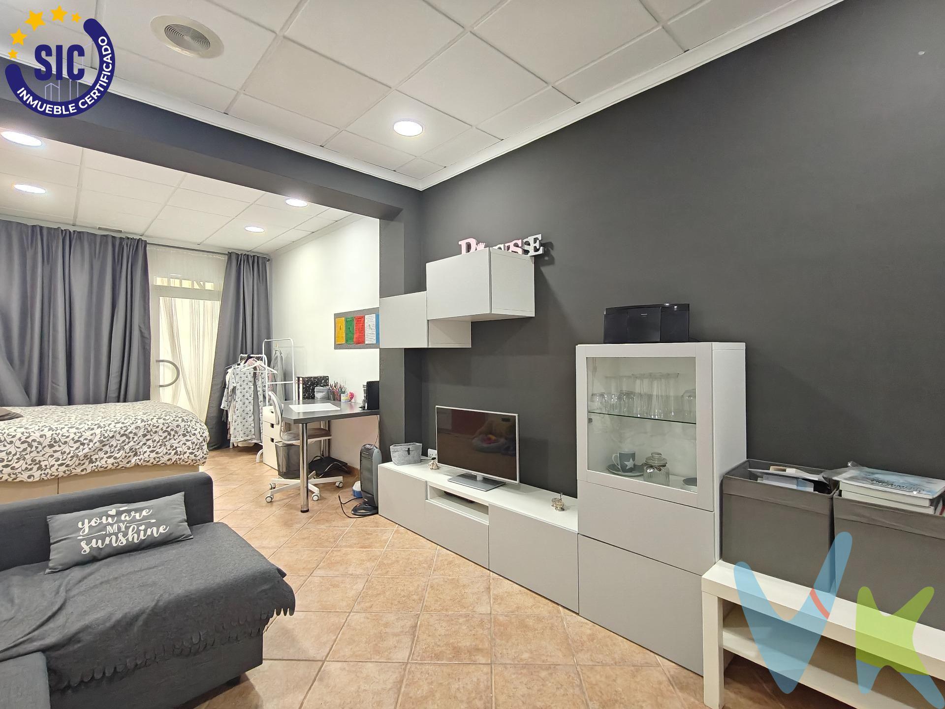 Una vivienda versátil en una de las mejores zonas de Carcaixent. Lo mejor de esta propiedad en la Calle Mestre Giner es que se trata de una casa con estructura sólida, lista para adaptarse a tus proyectos. Alta rentabilidad. Ya dispone de un estudio listo para entrar, con cocina, baño y zona de estar y descanso. Se pueden crear fácilmente tres estudios con entradas independientes desde el amplio patio interior que a la vez es el acceso para vehículos desde la calle. Una calle ancha con facilidad de maniobra para entrada y salida. Además su potencial de crecimiento es alto puesto que la estructura está adecuada para poder ampliar con más alturas hasta lo permitido por las normas urbanísticas de Carcaixent y así poder obtener mayor rentabilidad. . Su ubicación es estratégica, ubicada en el mismísimo corazón de Carcaixent te permite disfrutar, al mismo tiempo, de la máxima tranquilidad de la zona y de los mejores servicios que se encuentran a un paso de la vivienda. El Mercado Municipal, el Ayuntamiento, colegios, farmacias, tiendas y zonas de ocio. . Ideal tanto para inversores que buscan alquiler múltiple como para familias que necesitan espacios independientes y seguros. VENTA:. PVP 189.900€.  Gastos e impuestos no incluidos en el precio. La compra conlleva impuestos y gastos de formalización para el comprador. A título orientativo se informa que en segundas transmisiones el ITP con carácter general en  Valencia es del 9%, pudiendo existir otros tipos impositivos atendiendo a las circunstancias  personales del comprador u otras circunstancias previstas legalmente. Base imponible del impuesto el mayor valor entre el precio de compraventa, la tasación o el valor de referencia catastral. En cuanto a los gastos de notaría y registro, en su caso,  suelen oscilar aprox; entre 1,5% y 2,5% (aranceles variables según precio, n.º de copias y complejidad). El comprador elige notario. Si el comprador precisase de hipoteca: tasación, condiciones y costes bancarios serán según entidad elegida por el comprador, así como los gastos de gestoría, y cualesquiera otros gastos inherentes a la formalización de la compraventa que legalmente correspondan a la parte compradora, salvo pacto expreso en contrario con el vendedor. El consumidor tiene, conforme a la normativa vigente, a su disposición información y documentación adicional relativa al inmueble y condiciones de la compraventa, que podrá ser consultada en C/Joaquín Costa 4, bajo 46005 Valencia o urbe2@remax.es. Honorarios de mediación inmobiliaria a cargo del  COMPRADOR: (3% del precio final de venta más IVA (21%), salvo otro pacto.); y de VENDEDOR (según acuerdo con el mismo). . Se informa al consumidor que la agencia actúa como intermediaria inmobiliaria en la operación, estando cualquier eventual compraventa y sus condiciones sujeta a la aceptación expresa del propietario-vendedor y a la posterior formalización del correspondiente contrato.