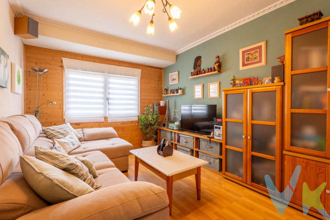 Ponemos esta preciosa vivienda en el eje comercial de las calle Gran Capitán y Brasil, a menos de 10 minutos de la playa del Arbeyal y a menos de 5 minutos del parque del Lauredal, distribuida en 3 dormitorios, salón cocina y baño. La vivienda presenta un estado excepcional, aprovechando su altura, nos ofrece una inmejorable luminosidad, y gracias a su orientación Sureste-Suroeste, nos permite disfrutar de todas las horas solares que tiene el día. Rodeada de comercios de toda índole, zonas verdes, zonas deportivas, líneas de autobús para desplazarte por toda la ciudad sin necesidad de coger el coche para nada, se convierte en la opción ideal para hacer tu vivienda habitual o incluso tu segunda residencia. Y que decir de la variedad de centros educativos que tienes alrededor para hacer muchísimo más fácil la conciliación familiar y escolar. No lo dudes más y ven a visitar esta fantástica propiedad, no dejes que nadie se te adelante. Llámanos, no te dejará indiferente.En el precio final no están incluidos el Impuesto de Transmisiones Patrimoniales ni los gastos de notaría y Registro.