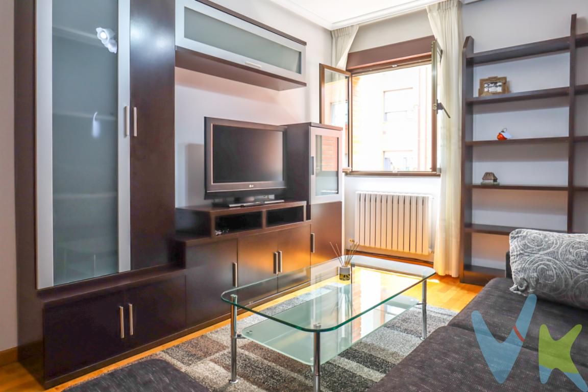 ¡Piso en venta en el centro de Oviedo! A 5 minutos caminando del Ayuntamiento y al lado del colegio de Santo Domingo (Los Dominicos).Te presentamos esta fantástica vivienda lista para entrar a vivir, situada en una de las mejores zonas de Oviedo y con todos los servicios al alcance de la mano.El piso está totalmente amueblado y equipado con electrodomésticos, ideal tanto para vivir como para invertir y alquilar. Se distribuye en 3 dormitorios, salón, cocina independiente totalmente equipada y baño con doble seno y ventana, lo que aporta luz natural y ventilación.Es exterior y muy luminoso, con una excelente orientación sur, y dispone de calefacción individual. Incluye también un amplio trastero, perfecto para almacenaje adicional.La zona cuenta con supermercados, tiendas, colegios, zonas verdes, parque infantil, y salida directa a las principales autopistas y autovías, lo que facilita la conexión con cualquier punto.Gracias a su cercanía a la academia de preparación del MIR y al Conservatorio de Música, es una opción muy atractiva también para inversores que buscan alta rentabilidad en alquiler.Características principales:Ideal como vivienda familiar o inversiónExcelente ubicación, todos los servicios alrededorTrastero amplioExterior, orientación surCalefacción individualTotalmente amueblado y con electrodomésticosBaño completo con doble seno y ventanaCocina independiente equipadaSalón luminoso3 dormitoriosUbicación, comodidad y rentabilidad en pleno centro. ¡No dejes escapar esta oportunidad y agenda tu visita!No incluido en el precio el Impuesto de Transmisiones Patrimoniales y los gastos de Notaría y Registro. 