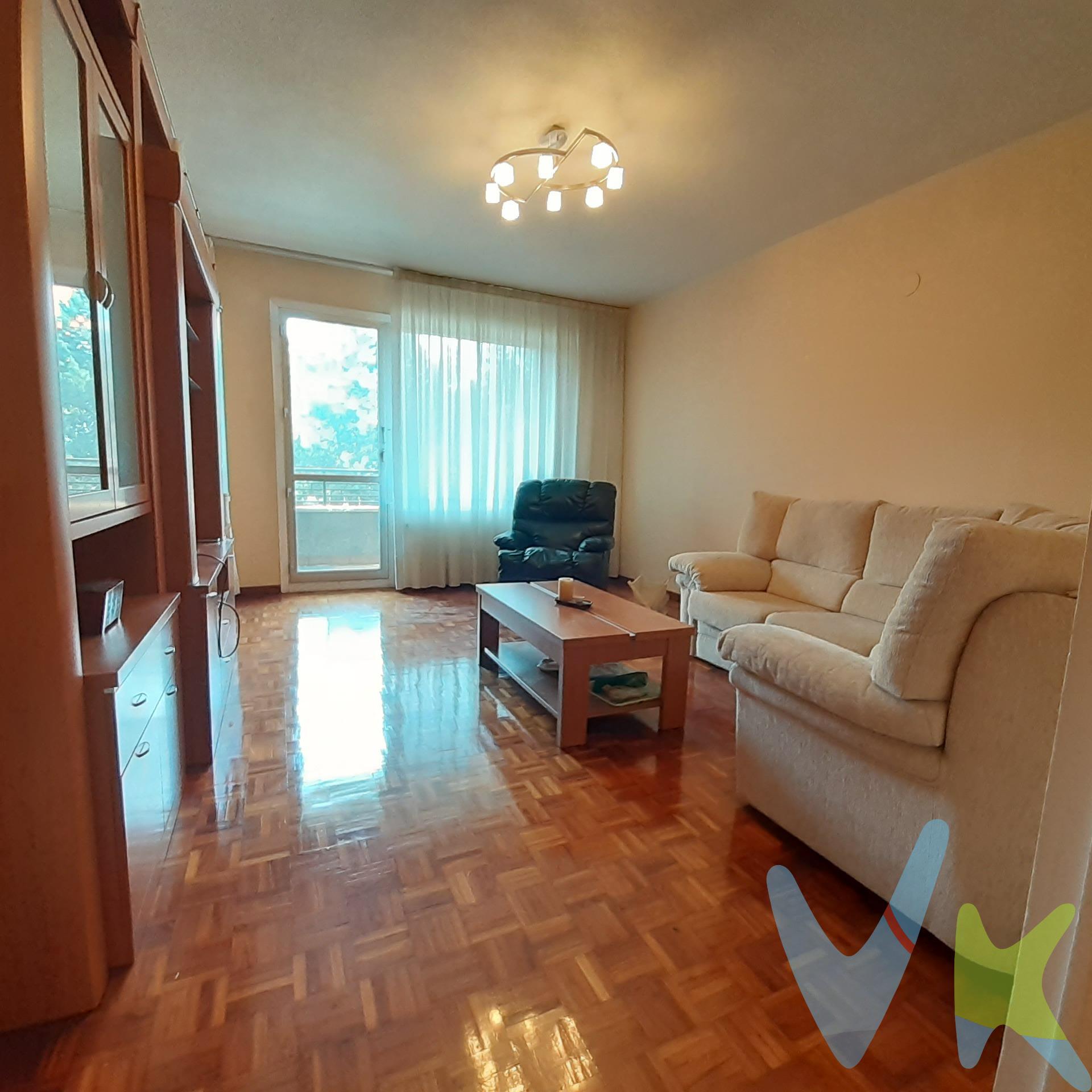 ¡Os presentamos un precioso piso en la mejor zona de Barañáin! Esta vivienda ofrece un espacio cómodo y funcional para toda la familia. Cuenta con 4 dormitorios, de los cuales 2 son dobles y 2 simples, ideales para adaptarse a tus necesidades. Dispone de dos baños, uno de ellos en suite, para mayor comodidad. El amplio salón comedor te invita a disfrutar de momentos agradables, con acceso directo a una terraza de 7 m², perfecta para relajarte o compartir con amigos. La cocina, equipada con despensa y terraza tendero, es amplia y práctica facilitando tu día a día. Además, incluye una plaza de garaje en el mismo edificio, ¡y está incluida en el precio! Es una oportunidad fantástica para vivir en una zona privilegiada de Barañáin con todas las comodidades. (Los datos y superficies indicados en este anuncio son aproximados y tienen un carácter meramente informativo, sin valor contractual. El precio de venta no incluye impuestos ni gastos derivados de la transmisión). . 
