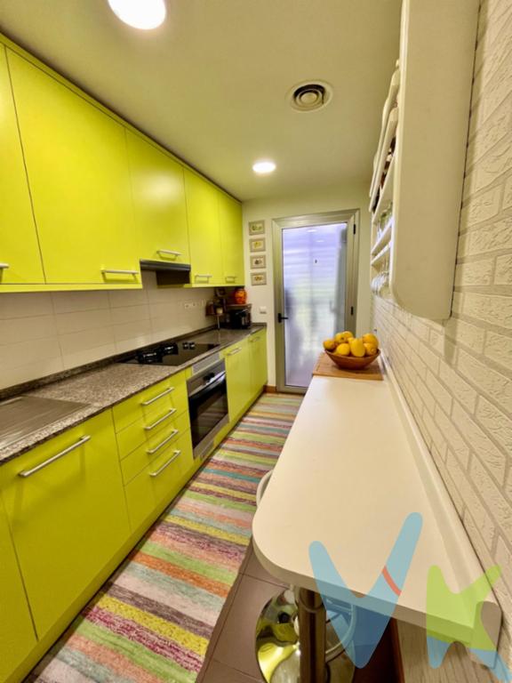 Vivienda unifamiliar tipo piso de 110 m² construidos, de los que 96 m² corresponden a superficie construida de vivienda, situada en una zona tranquila y consolidada de Montbrió del Camp. Se distribuye en tres dormitorios, dos de ellos dobles, un amplio salón comedor muy funcional, dos baños completos uno de ellos en suite y una cómoda cocina office pensada para el día a día. La vivienda cuenta además con balcón, calefacción, aire acondicionado y plaza de aparcamiento en la misma finca, lo que la convierte en una opción muy atractiva para quienes buscan confort, practicidad y una casa lista para entrar a vivir.