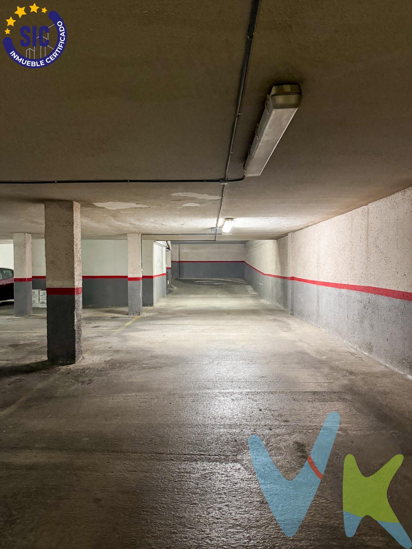 Esta magnífica plaza de garaje, con una superficie de 12,15 m², representa una oportunidad excepcional para aquellos que valoran la comodidad y la eficiencia. Permite un estacionamiento sencillo y seguro, incluso para vehículos de mayor tamaño, eliminando las preocupaciones habituales de los aparcamientos estrechos. La ubicación es, sin duda, uno de sus puntos más fuertes: en la calle Escalante 21, se encuentra en el vibrante corazón de Burjassot. Esta dirección no solo la sitúa en una zona de alta demanda, sino que también garantiza una conectividad inmejorable con las principales vías de acceso y salida de la localidad. Imagina la tranquilidad de regresar a casa después de una larga jornada laboral, sabiendo que tu plaza de aparcamiento te espera sin complicaciones. Olvídate de las interminables vueltas en busca de un hueco libre o de la necesidad de aparcar lejos de tu destino. Esta plaza ha sido pensada para optimizar tu tiempo y minimizar el estrés, permitiendo un acceso rápido y sencillo a tu vehículo en todo momento. Su proximidad a comercios, servicios y transporte público añade un valor incalculable, convirtiéndola en una inversión inteligente tanto para residentes como para profesionales que trabajen en la zona. La combinación de su estratégica ubicación y su cómodo tamaño la convierte en la opción ideal para quienes buscan una solución de aparcamiento práctica, segura y eficiente en Burjassot. VENTA:. PVP 11.000€.  Gastos e impuestos no incluidos en el precio. La compra conlleva impuestos y gastos de formalización para el comprador. A título orientativo se informa que en segundas transmisiones el  ITP  con carácter general en  Valencia  es del  10%, pudiendo existir otros tipos impositivos atendiendo a  las circunstancias  personales del comprador u otras circunstancias previstas legalmente. Base imponible del impuesto el mayor valor entre el precio de compraventa, la tasación o el valor de referencia catastral. En cuanto a los gastos de  notaría y registro, en su caso,  suelen oscilar aprox; entre 1,5% y 2,5% (aranceles variables según precio, n.º de copias y complejidad). El comprador elige notario. Si el comprador precisase de  hipoteca: tasación, condiciones y costes bancarios serán según entidad elegida por el comprador, así como los gastos de gestoría, y cualesquiera otros gastos inherentes a la formalización de la compraventa que legalmente correspondan a la parte compradora, salvo pacto expreso en contrario con el vendedor. El consumidor tiene,  conforme a la normativa vigente, a su disposición información y documentación adicional relativa al inmueble y condiciones de la compraventa, que podrá ser consultada en C/Joaquín Costa 4, bajo 46005 Valencia o urbe2@remax.es. Honorarios de mediación inmobiliaria a cargo del  COMPRADOR: (3% del precio final de venta más IVA (21%), salvo otro pacto.); y  de VENDEDOR (según acuerdo con el mismo). . Se informa al consumidor que la agencia actúa como intermediaria inmobiliaria en la operación, estando cualquier eventual compraventa y sus condiciones sujeta a la aceptación expresa del propietario-vendedor y a la posterior formalización del correspondiente contrato.