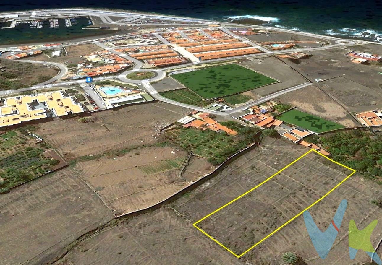 Oportunidad Única en Agaete: Gran Solar Urbanizable. Descubre este impresionante solar urbanizable ubicado en la codiciada zona de Agaete, a solo unos pasos del puerto y del mar. Con una forma rectangular y una topografía completamente plana, este terreno ofrece un sinfín de posibilidades para desarrollar el proyecto de tus sueños. Situado dentro de un ambicioso proyecto de urbanización, este solar se encuentra en una área de alto valor, conocida por su excelente clima y su cercanía a las hermosas playas y al vibrante puerto. Imagina construir tu hogar ideal o un atractivo desarrollo turístico en un entorno natural privilegiado. No dejes pasar esta oportunidad de inversión en una de las zonas más deseadas de la costa. ¡Contáctanos para más información y ven a conocer tu futuro!. Datos meramente informativos sin valor contractual. Impuestos y gastos de transmisión no incluidos en el precio de venta.