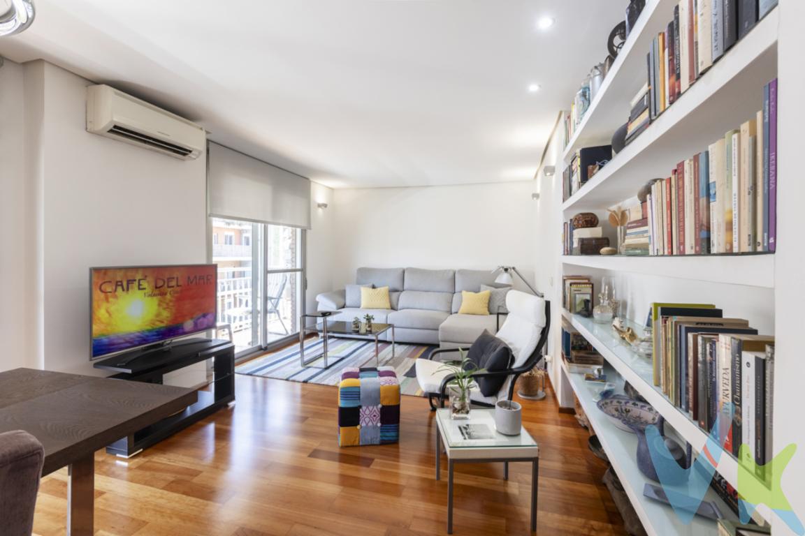 Les presentamos esta magnífica propiedad situada en la zona de Monteolivete, una ubicación privilegiada de Valencia, a un paso del Jardín del Turia y muy próxima a la Ciudad de las Artes y las Ciencias. Una vivienda pensada para quienes buscan algo más que una casa reformada: un hogar con estilo, funcionalidad y espacios cuidadosamente aprovechados, listo para disfrutar desde el primer día.Su ubicación permite combinar la tranquilidad y comodidad de un barrio consolidado con la cercanía a algunos de los espacios más atractivos de la ciudad, disfrutando del Jardín del Turia para pasear, practicar deporte o desconectar, y con la Ciudad de las Artes y las Ciencias a pocos minutos.La vivienda cuenta con una excelente reforma, realizada con gusto y buenos materiales, donde cada detalle ha sido pensado para aportar comodidad, orden y una estética actual y sofisticada.Uno de sus grandes protagonistas es su espectacular balcón de generosas dimensiones, un espacio privilegiado desde el que disfrutar de unas magníficas vistas y crear ese rincón exterior que tanto se valora en una vivienda urbana: desayunar al aire libre, leer, tomar una copa al final del día o simplemente desconectar.En el interior encontramos un salón acogedor y elegante, equipado con aire acondicionado frío/calor, al igual que el dormitorio principal, proporcionando confort durante todo el año.La cocina independiente merece una mención especial. Diseñada con mucho gusto y, sobre todo, pensando en quienes realmente disfrutan cocinando, ofrece un espacio práctico, cómodo y perfectamente organizado. Se complementa con una gran zona de armarios destinada a lavandería y almacenamiento, ideal para mantener productos de limpieza, alimentos, pequeños electrodomésticos y todo lo necesario perfectamente ordenado y fuera de la vista.La vivienda dispone además de zona de plancha y de un práctico trastero junto a la entrada, con capacidad para guardar maletas y aquellos objetos que habitualmente cuesta encontrar dónde almacenar. La gran capacidad de almacenaje es, precisamente, uno de los puntos fuertes de esta propiedad: cada espacio ha sido aprovechado de manera inteligente.El baño completo mantiene la misma línea contemporánea y sofisticada del resto de la vivienda, con doble lavabo, sanitarios suspendidos y bidé, creando un ambiente moderno, limpio y elegante.Otro aspecto especialmente agradable es su ventilación cruzada, que aporta luminosidad, circulación natural del aire y una sensación de bienestar en toda la casa.Y hay una ventaja definitiva: la propiedad se vende con el mobiliario y los electrodomésticos incluidos. No es necesario pensar en reformas, compras ni instalaciones. Aquí, prácticamente, solo necesitas traer tu ropa y empezar a disfrutar de tu nuevo hogar.Todo ello dentro de un edificio muy bien mantenido, con la fachada recientemente pintada , algo que termina de completar el conjunto.Una vivienda con personalidad, muy cuidada y preparada para quienes valoran el diseño, el orden, el almacenamiento, el espacio exterior y la comodidad de encontrarlo todo hecho.Además, para quienes necesiten aparcamiento, existe la posibilidad de alquilar una plaza de garaje situada justo enfrente de la vivienda, una comodidad especialmente interesante en una zona tan céntrica y demandada como Ruzafa.Agencia Registrada con el Nº 89 en el Registro Obligatorio de Agentes Inmobiliarios de la Comunitat Valenciana. Puede consultar en la web de la GVA: https://habitatge.gva.es/es/registres-en-materia-habitatgeLa oferta está sujeta a cambios de precio o retirada del mercado sin previo aviso. Este anuncio en su conjunto, incluyendo textos, fotos, imágenes o cualquier otro contenido de este, no es vinculante dado que la información es ofrecida por terceros y puede contener errores. Se muestra a título informativo y no contractual.Gastos de la compraventa a cargo de la parte compradora no incluidos en el precio del inmueble a tener en cuenta: .- ITP con carácter general en Valencia es del 9% pudiendo corresponderle otro tipo impositivo atendiendo a sus circunstancias personales (por edad, renta o situación familiar primera vivienda habitual, etc) previstas legalmente. *Base imponible del impuesto el mayor valor entre el precio de compraventa, la tasación o el valor de referencia catastral..- Gastos de notaría y registro, en su caso, suelen oscilar aprox; entre 1,5% y 2,5% (aranceles variables según valor de compraventa, n.º de copias, etc). .- Si tramita la inscripción una gestoría, deberá abonar sus honorarios más IVA (en este caso suele oscilar entre los 250 y los 400 + iva)..- Honorarios de mediación inmobiliaria a cargo del comprador del 3% del precio final de venta más IVA (21%).Por mandato expreso del propietario, comercializamos este inmueble en exclusiva, lo que le garantiza el acceso a toda la información, a un servicio de calidad, un trato fácil, sencillo y sin interferencias de terceros. Por este motivo, se ruega no molestar al propietario, a los ocupantes de la propiedad o a los vecinos. Muchas gracias por su comprensión. Si usted es agente inmobiliario y tiene un cliente para este inmueble, llámenos: estaremos encantados de colaborar.Se informa al consumidor que la agencia actúa como intermediaria inmobiliaria en la operación, estando cualquier eventual compraventa y sus condiciones sujeta a la aceptación expresa del propietario-vendedor y a la posterior formalización del correspondiente contrato.  