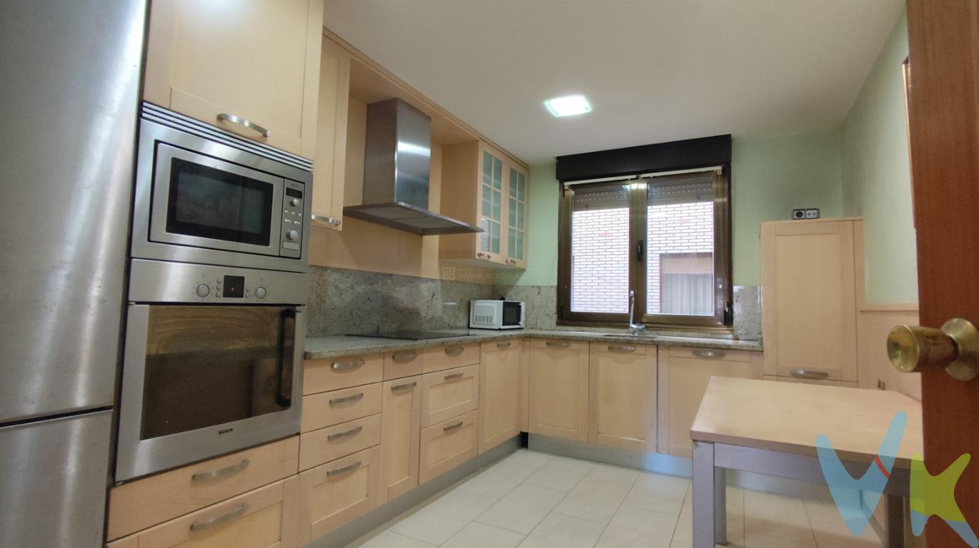 Vivienda en exclusiva de Inmobiliaria Solozábal de cuatro dormitorios con terraza en el centro de Logroño.Presentamos un exclusivo piso en venta ubicado en el corazón de Logroño, específicamente en la prestigiosa zona Centro. Esta propiedad destaca no solo por su envidiable ubicación, sino también por sus generosas dimensiones y el confort que ofrece. Ideal para quienes buscan un hogar espacioso, este inmueble cuenta con cuatro dormitorios que garantizan comodidad para toda la familia.Con una superficie útil de 126.91 metros cuadrados, cada espacio ha sido diseñado para maximizar la funcionalidad sin perder de vista el estilo y la elegancia. La planta ocupa un total de 147.61 metros construidos, destacándose su amplitud en cada una de sus áreas, lo que la convierte en una elección excepcional para aquellos que valoran los espacios generosos.El edificio, construido en el año 1982, cuenta con un conveniente ascensor que facilita el acceso a la vivienda, situada en la segunda planta. La calidad de la edificación se refleja en cada uno de sus elementos, manteniendo un perfecto equilibrio entre su carácter clásico y los elementos modernos con los que ha sido equipado el piso.Un atractivo trastero complementa las características de la propiedad, ofreciendo espacio adicional para almacenamiento, lo que siempre resulta útil para mantener un hogar organizado y despejado. Vivir en esta zona también asegura una excelente conexión con el transporte público, con paradas de autobús cercanas que facilitan la movilidad en la ciudad, algo particularmente valioso para quienes prefieren moverse sin coche.El piso se ofrece completamente amueblado y equipado con electrodomésticos de calidad, lo que permite a los nuevos propietarios instalarse de inmediato y disfrutar del confort de su nuevo hogar. Cada habitación ha sido decorada con un gusto exquisito, buscando ofrecer un ambiente cálido y acogedor.La cocina, punto central del hogar, ha sido diseñada buscando funcionalidad y modernidad, equipada con los electrodomésticos necesarios para realizar fácilmente las actividades diarias. Las áreas comunes están pensadas para el descanso y el deleite familiar, proporcionando espacios ideales para compartir momentos inolvidables con amigos y seres queridos.El salón, de generosas proporciones, invita a la relajación y al disfrute de tardes tranquilas o reuniones sociales, siendo sin duda uno de los espacios más acogedores del hogar. Las cuatro habitaciones son luminosas y versátiles, se adaptan a las necesidades de los residentes siendo perfectas tanto para dormitorios como para crear un despacho en casa.La ubicación en el centro de Logroño representa un activo invaluable, dado que facilita el acceso a una amplia gama de servicios, tiendas, restaurantes y zonas de ocio. Vivir aquí ofrece la comodidad de tenerlo todo al alcance de la mano, a la vez que permite disfrutar de la vibrante vida urbana de la ciudad.Esta propiedad es una auténtica joya en el mercado inmobiliario. Le invitamos a concertar una visita para que pueda comprobar por sí mismo el encanto y las ventajas de este piso que ahora tiene la oportunidad de ser su próximo hogar. Contáctenos, estaremos encantados de proporcionarle más detalles y asesorarle en todo lo que necesite para formalizar la adquisición de esta excepcional vivienda.