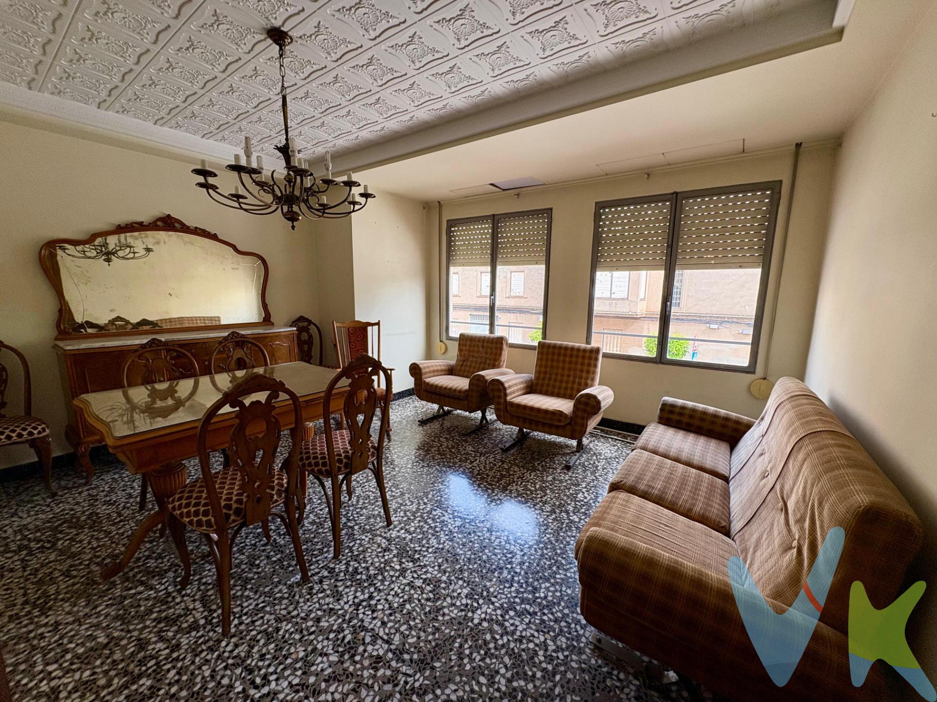 ✨ Vivienda céntrica, amplia y luminosa… ¿Qué más se puede pedir? ✨. Descubre esta magnífica vivienda situada en una finca de tan solo tres alturas, ubicada en una primera planta sin ascensor, que destaca por su amplitud, luminosidad y excelente distribución. La propiedad cuenta con 106 m² construidos y nos recibe con un amplio y acogedor recibidor que articula la vivienda en dos cómodas zonas. Hacia la derecha, encontramos un espacioso y luminoso salón-comedor, perfecto para disfrutar en familia o con invitados. Desde aquí se accede a una estancia adicional sencilla, conocida como salda de estar, que aporta un encanto especial y dispone de un pequeño balcón de 2m² con agradables vistas a la calle peatonal, proporcionando luz natural durante todo el día. Continuando por la misma ala, se abre paso una enorme cocina, muy funcional y con gran capacidad de almacenaje, que cuenta con vistas a un patio privado. Justo frente a la cocina, encontramos un práctico vestidor empotrado. Desde esta zona también accedemos al patio privado de aproximadamente 6m², un espacio ideal donde crear un rincón chill out para relajarse y desconectar al final del día. La zona de descanso se distribuye a lo largo de un pasillo. A la izquierda se sitúa un baño completo con bañera, seguido de un aseo adicional que aporta comodidad al día a día. Frente a estos, una habitación doble con vistas al patio privado, tranquila y luminosa. Avanzando por el pasillo, encontramos un segundo vestidor, de mayor tamaño, ideal para optimizar el almacenamiento. A continuación, una segunda habitación doble y, al final, la amplia habitación principal, muy luminosa y de generosas dimensiones. Ambas estancias, aunque orientadas a un patio comunitario, disfrutan de buena entrada de luz natural, lo que garantiza confort y bienestar. En conjunto, se trata de una vivienda con gran potencial, perfecta para quienes buscan espacio, funcionalidad y la tranquilidad de una calle peatonal, sin renunciar a zonas exteriores privadas. INMUEBLE CERTIFICADO DESDE ASICVAL (Asoc. Inmobiliarias Com. Valenciana) POR CASATUYA (Agente Certificador Homologado). (*) Cláusula Informativa de Costes. En cumplimiento de la Ley 10/2025, de 28 de diciembre, y demás normativa aplicable en materia de transparencia y protección de consumidores, se informa de que el precio anunciado no incluye los gastos ni los tributos derivados de la compraventa. El Impuesto sobre Transmisiones Patrimoniales (ITP) se aplicará conforme al tipo vigente en la Comunidad Valenciana, con carácter general el 10%, sin perjuicio de posibles tipos reducidos en función de las circunstancias personales del adquirente o de las características del inmueble. Dicho impuesto se calculará sobre el mayor valor entre el precio de compraventa y el Valor de Referencia Catastral. Los gastos notariales se determinarán según el arancel oficial establecido en la normativa vigente, y los gastos registrales conforme al arancel del Registro de la Propiedad. Honorarios de la Agencia del Comprador: Se informa de que, en su caso, podrán existir honorarios profesionales a cargo del comprador cuando previamente se hayan contratado servicios específicos de encargo de compra, no estando dichos honorarios vinculados en ningún caso al precio del inmueble. Para más información, se recomienda consultar con la administración competente.