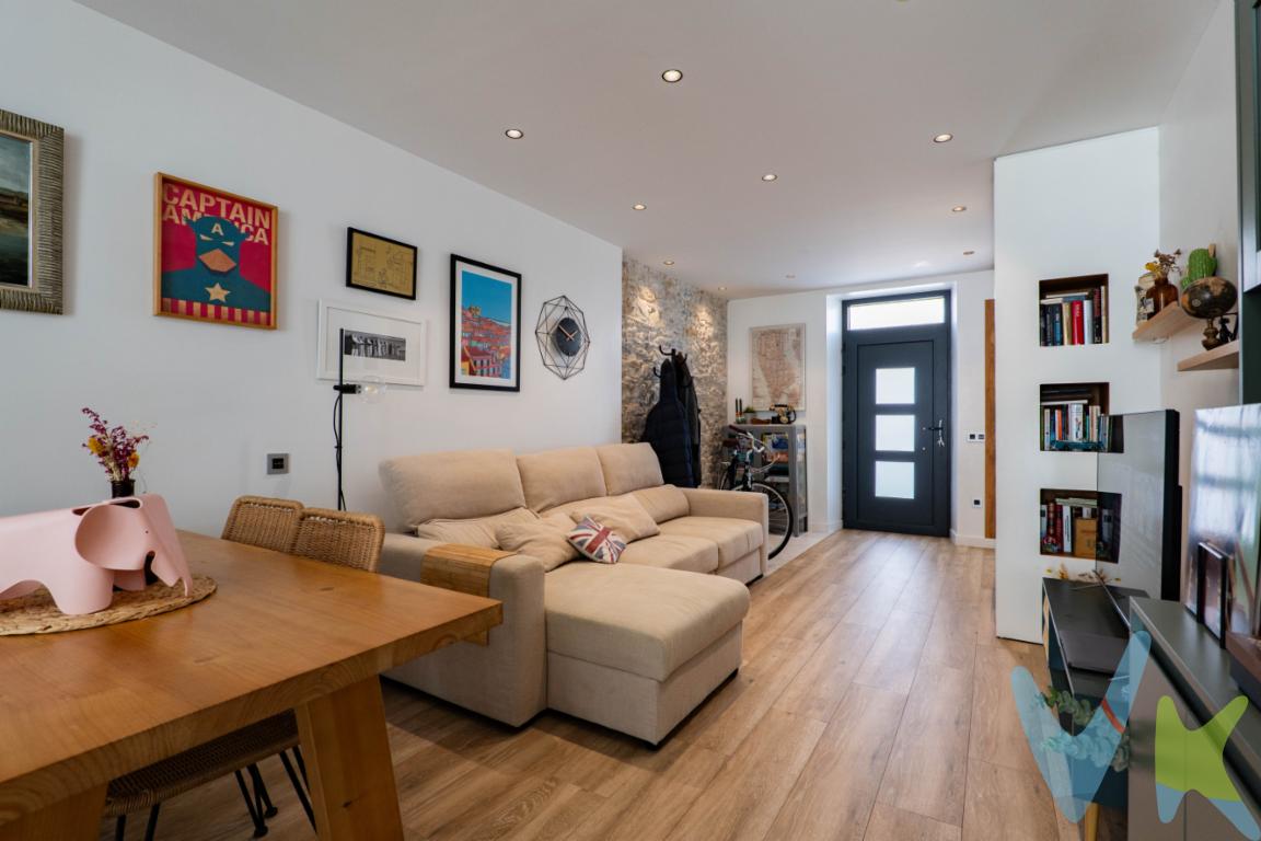 Espectacular vivienda en la zona de la Guía, de planta baja, totalmente reformada del año 2021, con altísimas calidades, distribuida en 3 dormitorios, dos baños salón y cocina. Desde esta estancia, abre una salida a un precioso y coqueto patio particular ideal para disfrutar de las horas solares del día gracias a su orientación Sureste-Suroeste, y de poder celebrar al aire libre cualquier evento con familiares o amigos. A su vez, en el patio tenemos el acceso a un cuarto que nos hace las funciones de trastero y donde tenemos la máquina de aerotermia, la cual nos abastece de ACS y de calefacción a toda la casa. Cabe decir que la temperatura interior de la casa es muy alta sin necesidad de poner la calefacción. El hecho de que tengamos supermercado muy cercano, o centros educativos a un paso, hace de esta vivienda un lugar ideal para hacer tu vivienda habitual. No lo dudes más, llámanos y ven a visitar esta preciosa vivienda, estaremos encantados de enseñartela.Se informa a los interesados que el precio de venta indicado no comprende, el Impuesto de Transmisiones Patrimoniales (ITP) los gastos asociados a la compraventa (notaría, registro de la propiedad y otros) ni los honorarios de la agencia inmobiliaria a cargo del comprador.