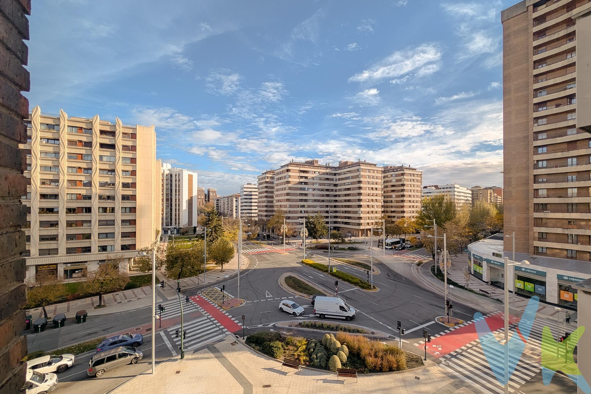 Se vende amplio y luminoso piso de 4 habitaciones y 2 baños, uno de ellos en suite, ubicado en una de las zonas más céntricas y mejor comunicadas de la ciudad. La vivienda cuenta con una cocina espaciosa, ideal para reformar a tu gusto, así como habitaciones amplias que ofrecen múltiples posibilidades de distribución. Dispone además de dos terrazas y un balcón, perfectos para disfrutar del aire libre y de la luz natural durante todo el día. El piso ofrece un enorme potencial de reforma para adaptarlo a tu estilo y necesidades. Su ubicación privilegiada garantiza todos los servicios a mano, excelente comunicación por transporte público y acceso rápido a las principales vías. Incluye plaza de garaje, un valor añadido en la zona. Una vivienda con grandes posibilidades en pleno centro. ¡No dejes pasar esta oportunidad!. GASTOS E IMPUESTOS NO INCLUIDOS. 