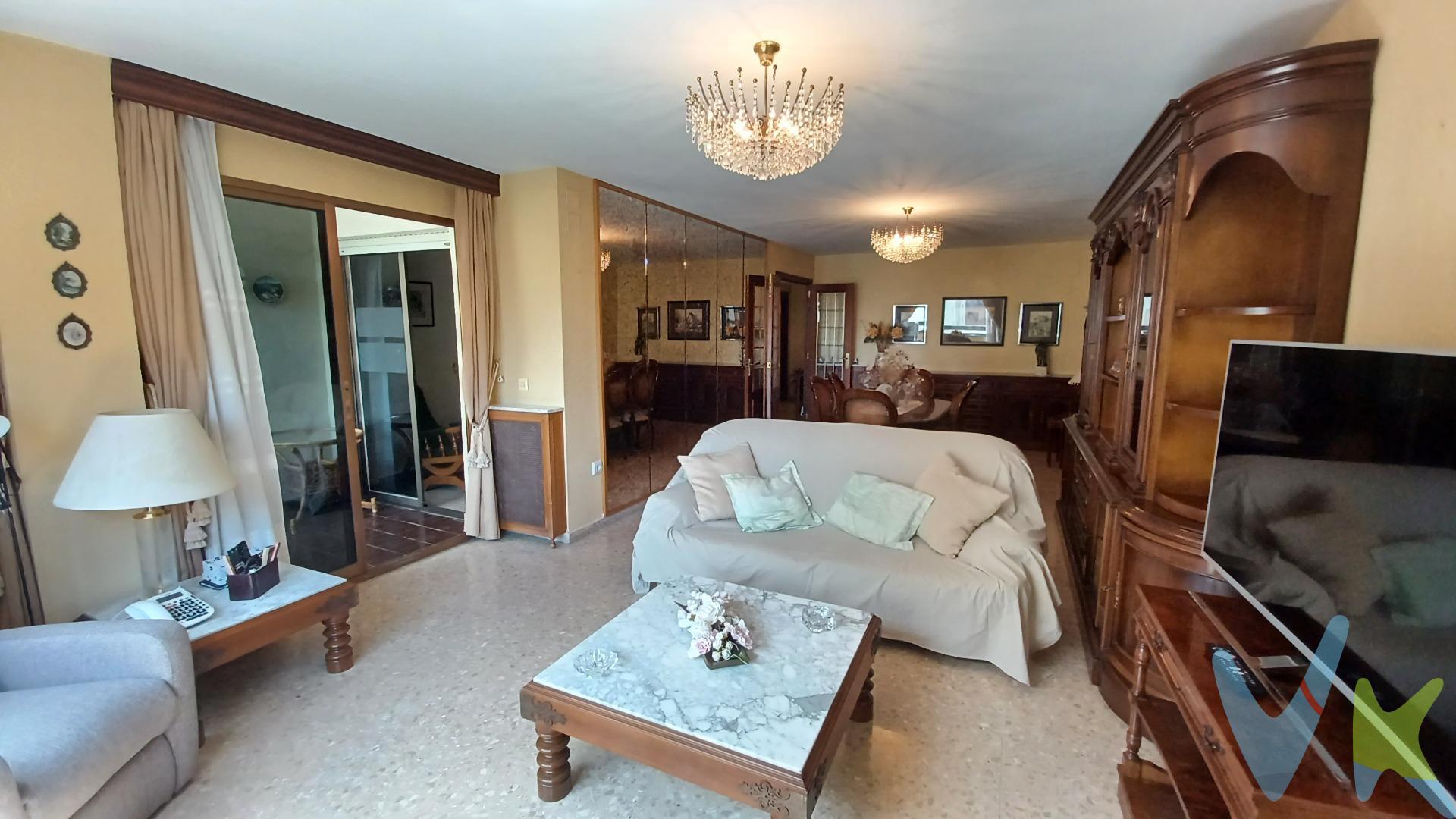 Presentamos este magnífico piso ubicado en la codiciada zona de La Petxina, Valencia. Con una superficie construida de 149 m² y un espacio útil de 138 m², esta propiedad cuenta con cuatro habitaciones dobles que ofrecen comodidad y amplitud para toda la familia. Dispone de dos baños completos perfectamente conservados, listos para entrar a vivir sin necesidad de reformas ni modificaciones adicionales. La orientación sureste garantiza luz natural durante la mañana e impresionantes vistas desde las ventanas del salón-comedor al ser exterior. Entre los extras destacados se incluyen un práctico trastero ideal para almacenamiento adicional así como una plaza de parking que facilita enormemente el aparcamiento en esta concurrida área urbana. El inmueble está situado cerca del transporte público: autobuses cercanos y estación del metro hacen accesible cualquier punto importante dentro o fuera city gracias a su conectividad excepcional. La proximidad a colegios también convierte este lugar en uno perfecto tanto si tienes hijos como si buscas invertir sabiamente; las zonas infantiles cercanas son ideales para disfrutar momentos recreativos al aire libre. Una oportunidad única no solo por su calidad constructiva sino también porque combina ubicación estratégica junto con todas las comodidades necesarias. Además si lo desea, existe la posibilidad de adquirir una plaza de garaje para coche y moto más un trastero de generosas dimensiones por 45.000 euros. Por mandato expreso del propietario, comercializamos este inmueble en EXCLUSIVA, lo que le garantiza un servicio de calidad, un trato fácil, un proceso sencillo, rápido y sin interferencias de terceros. Por este motivo, se ruega no molestar al propietario, a los ocupantes de la propiedad, a los vecinos o conserjes del edificio o urbanización si los hubiera. Muchas gracias por su comprensión. Si Usted es agencia inmobiliaria y tiene un cliente para este inmueble, llámenos, estaremos encantados de colaborar en esta y otras operaciones. Para más información sobre el inmueble, o concertar una visita, consulte por la inmobiliaria "GESTIÓN DE VIVIENDAS", Llamadas o WhatsApp al +34 646 064 371. Gestión de Viviendas es una Agencia Registrada con el Nº 5.928 en el Registro Obligatorio de Agentes Inmobiliarios de la Comunitat Valenciana, según el DECRETO 98/2022, de 29 de julio, del Consell, por el que se regula el Registro de Agentes de Intermediación Inmobiliaria de la Comunitat Valenciana. El precio del inmueble no incluye los honorarios de la agencia que ascienden al 3% del precio final del inmueble, ni los gastos de notaría y registro de la propiedad (que están sujetos a aranceles y varían dependiendo del precio de escrituración), ni los impuestos (que en la Comunitat Valenciana varían dependiendo del precio del inmueble y de las características personales del comprador). Los datos expuestos son ofrecidos por terceros, meramente informativos y se suponen correctos. Nuestra empresa no garantiza su exacta veracidad. La oferta está sujeta a errores, cambios de precio, omisión y/o retirada del mercado sin previo aviso.