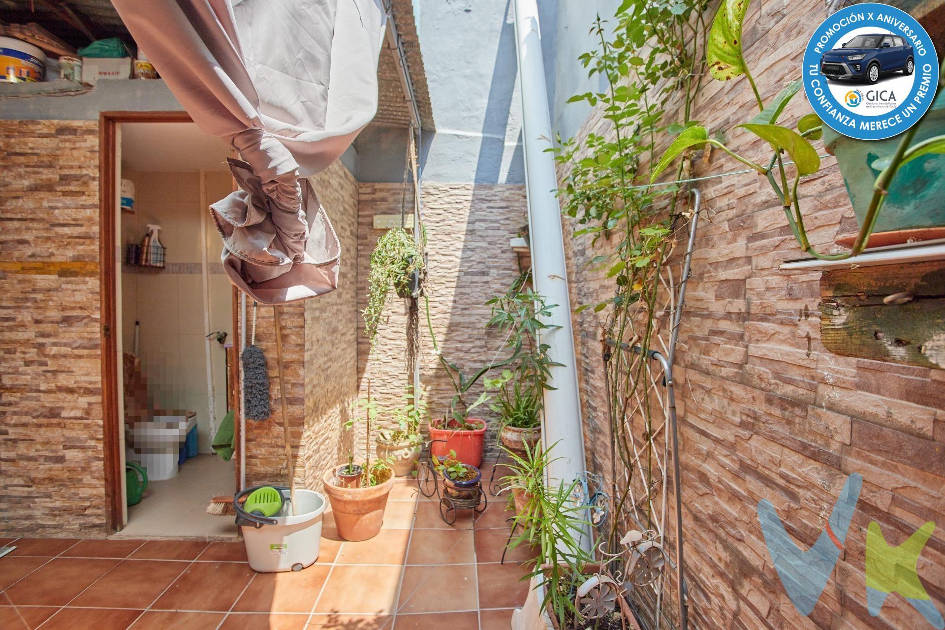 Descubre esta estupenda casa ubicada en el barrio de San Telmo, de 74 metros cuadrados que ofrece un equilibrio perfecto entre comodidad y estilo urbano. Con dos acogedoras habitaciones, un baño completo más un aseo, una amplia cocina-comedor y un luminoso salón independiente. El patio interior, bañado por el sol, es un rincón de paz que se accede directamente desde la cocina, ofreciendo la oportunidad de disfrutar de momentos al aire libre en total privacidad. Además, la posibilidad de acceso a una azotea brinda vistas panorámicas y un espacio adicional para relajarse o disfrutar de reuniones al aire libre. Con colegios, farmacias y todas las comodidades al alcance de la mano, esta propiedad garantiza una excelente accesibilidad a diferentes zonas de la ciudad. Además, a tan solo 10 minutos de la Estación, la conveniencia y la conexión con el transporte público son inmejorables. ¡No pierdas la oportunidad de descubrir esta vivienda en persona! Consulta con nosotros para agendar una visita y enamórate del potencial de este hogar que te espera con los brazos abiertos. . 