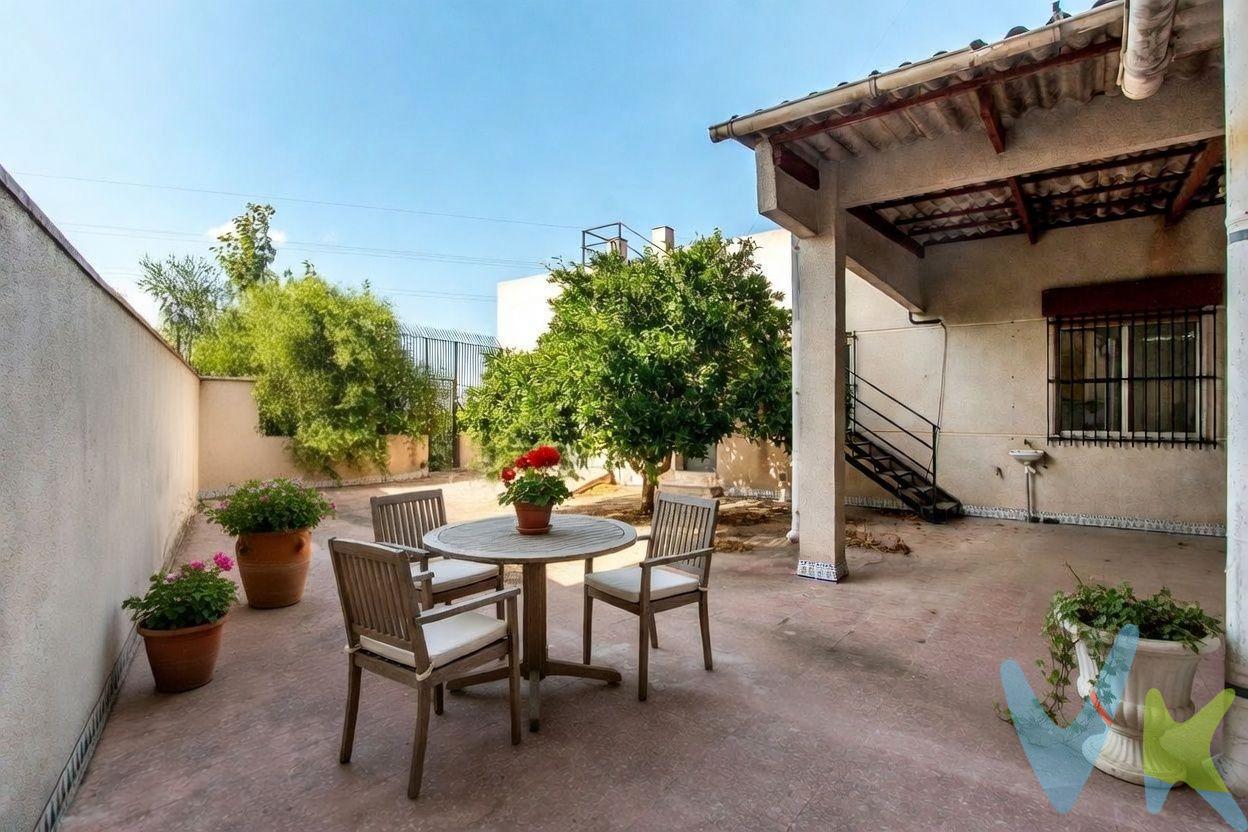 Crea el hogar que siempre has soñado.. Descubre esta amplia vivienda situada en Santa Cruz, sobre una magnífica parcela urbana de 1.700 m², un espacio que ofrece múltiples posibilidades para disfrutar de la tranquilidad, la amplitud y la comodidad que buscas. La vivienda destaca por sus amplias estancias y su excelente luminosidad, creando un ambiente acogedor y agradable en cada rincón. Su distribución está pensada para ofrecer comodidad a toda la familia y adaptarse a diferentes necesidades. Cuenta con 4 dormitorios, 2 baños y 2 cocinas, una característica que aporta una gran versatilidad a la vivienda y permite plantear diferentes opciones de distribución, convivencia o aprovechamiento de los espacios. La gran parcela urbana es, sin duda, uno de los grandes atractivos de esta propiedad: 1.700 m² para disfrutar, crear y proyectar el hogar que siempre has imaginado, con espacio para zonas ajardinadas, áreas de ocio, reuniones familiares o cualquier proyecto que tengas en mente. Una vivienda con espacio, luz y posibilidades, ubicada en Santa Cruz y pensada para quienes buscan algo más que una casa: un lugar donde construir su futuro. Ven a descubrirla y empieza a imaginar todo lo que puedes crear aquí. 🔑 Comercialización en multidifusión. Por mandato expreso del propietario, este inmueble se comercializa en multiexclusiva, lo que garantiza un acceso completo a la información, un servicio profesional y una gestión ordenada, sin interferencias de terceros. Si eres agente inmobiliario y tienes un cliente interesado, estaremos encantados de colaborar. Contáctanos sin compromiso. 🤝 Una compra tranquila y bien acompañada. Al contactar directamente con nosotros, evitarás molestias innecesarias a la propiedad. Nos encargamos de toda la intermediación, facilitándote la documentación, la información necesaria y un trato cercano, claro y sin complicaciones. Te informaremos con total transparencia de todos los aspectos de la compra, incluidos gastos y honorarios de agencia para que tomes decisiones con calma y seguridad. Nuestra forma de trabajar se basa en algo muy sencillo:. Calma → la tranquilidad de comprar tu vivienda con acompañamiento profesional en todo el proceso con nosotros. A continuación, te informamos de los gastos de compra no incluidos en el precio, para garantizar un proceso claro y tranquilo:. PVP: 250.000€. No incluye gastos, impuestos y demás gastos legalmente correspondan al comprador: ITP del 7,75% con carácter general; existen excepciones según normativa aplicable (1). Base imponible el mayor valor entre el precio de venta o el valor referencia catastral. Gastos Notaría y Registro: 1.900€ aprox. según complejidad y aranceles vigentes (2). Financiación: gastos de hipoteca, tasación y gatos bancarios a cargo del comprador, según su necesidad y elección. Servicio doble de intermediación: Honorarios inmobiliaria a cargo del comprador: 3% precio final, más IVA (21%), salvo acuerdo contrario tras negociación, no incluidos en PVP. Operación y condiciones de compraventa sujeta a aceptación expresa del vendedor. Para acceder a información y documentación legalmente exigible por el consumidor: https://www.inmotasa.es/consumidor/. (1) Para una información exhaustiva sobre el funcionamiento, tipos impositivos y bonificaciones del ITP en la Región de Murcia, puedes consultar el portal oficial de la Agencia Tributaria Autonómica en el siguiente enlace: agenciatributaria.carm.es/ITPAJD. (2) Tarifas notariales y registrales reguladas en Anexo I Del Real Decreto 1426/1989 y, Anexo I Del Real Decreto 1427/1989, respectivamente. 