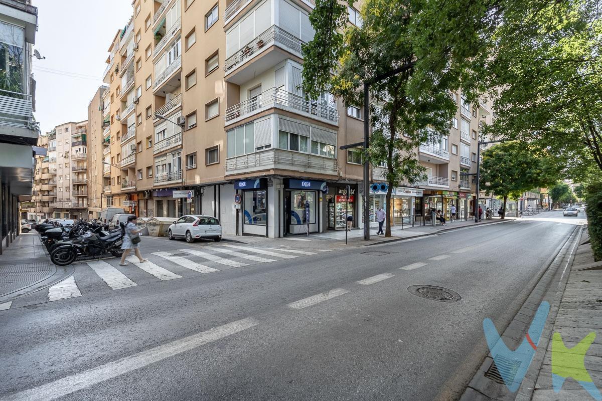 Vendemos un maravilloso  local comercial totalmente reformado en un ubicación inmejorable por su buena conexión tanto peatonal como vehicular y servicios. Avenida de La Constitución junto al emblemático Triunfo. El local destaca por su excelente cercanía a todos los servicios de la zona  y a su alto potencial tanto para uso comercial como residencial con su cambio de uso que también le gestionamos sin ningún problema ni mareos para los propietarios. No lo dude y venga a verlo si lo que busca es un negocio con máxima visibilidad como comercio, clínica, estudio, inversión o vivienda ..este es su mejor opción, no lo deje escapar.  Ref. N349. * El PVP indicado no incluye impuestos ni gastos de Escritura. * Honorarios agencia no incluidos. * Las superficies expresadas en esta página tienen carácter descriptivo y son aproximadas. * Los precios pueden ser susceptibles de modificación sin previo aviso. * Esta propiedad se vende SIN muebles.