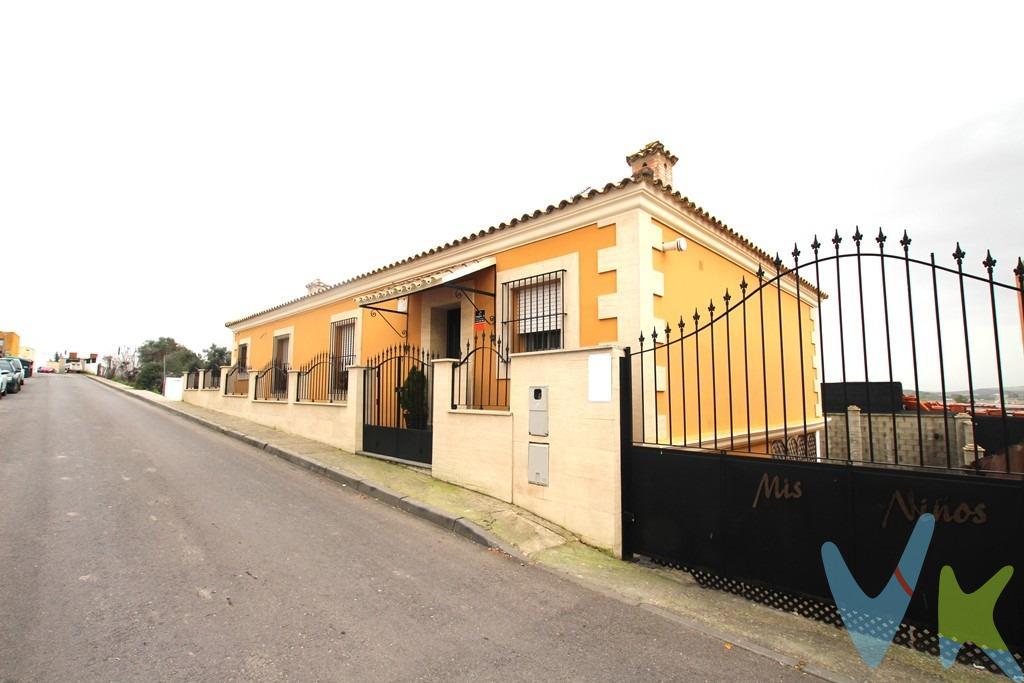 Descubre esta magnífica casa ubicada en la tranquila barriada de Lomopardo, ideal para familias que buscan comodidad y espacio. Con un total de 244 metros cuadrados construidos, distribuidos entre una amplia superficie habitable y un sótano funcional, la propiedad se asienta sobre una generosa parcela de 400 metros cuadrados. Cuenta con cuatro acogedores dormitorios y tres baños completos que ofrecen privacidad a todos los miembros del hogar. La amplia terraza es perfecta para disfrutar al aire libre o compartir momentos inolvidables con amigos y familiares. La cocina está completamente equipada con electrodomésticos e incluye acabados de alta calidad como suelos de mármol que añaden sofisticación a cada rincón del interior. Además, dispone también de armarios empotrados revestidos por toda la vivienda proporcionando amplios espacios para almacenamiento. Los aspectos destacados incluyen el sistema eficiente de aire acondicionado presente tanto en el salón como en el dormitorio principal garantizando confort durante todo el año. Existe espacio suficiente para aparcar hasta tres coches dentro de la propia parcela. Ubicada estratégicamente cerca diversos comercios locales así como colegios y paradas autobús accesibles; esta residencia no solo es atractiva desde un punto visual sino práctica ante las necesidades cotidianas. De acuerdo con lo prevenido en el Decreto 218/2005, de 11 de octubre, se informa al cliente que los Gastos Notariales, Registrales, impuesto de transmisiones (ITP) o I.V.A., Honorarios de intermediación, Gastos financieros, y otros gastos inherentes a la compraventa no están incluidos en el precio.