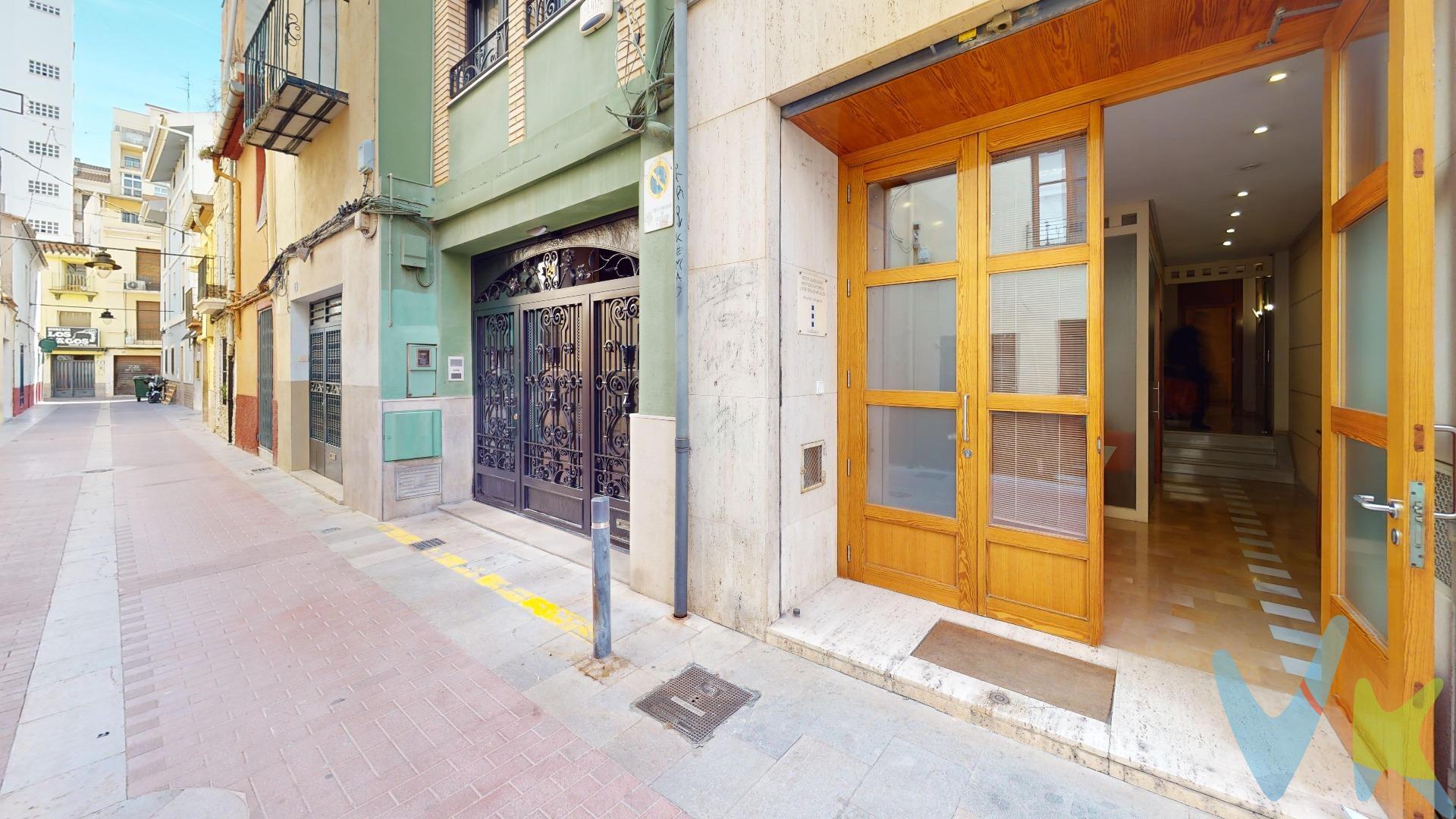 Esta casa, ubicada en el centro de la ciudad y con un encantador casco antiguo, actualmente funciona como despacho pero tiene el potencial para convertirse en una hermosa vivienda. Consta de planta baja y dos plantas superiores, ofreciendo amplios espacios que puedes adaptar a tus necesidades. La altura de la fachada permite disfrutar de mucha luz natural gracias a sus claraboyas, creando así un ambiente acogedor. Además, cuenta con un pequeño patio en la parte superior ideal para relajarte al aire libre. Construida sobre 62m2 por planta  te brinda todo el espacio que necesitas para tu vida diaria o incluso poder desarrollar actividades profesionales desde casa si lo deseas. No pierdas esta oportunidad única ¡Ven a conocerla ahora mismo! Vivir en Castellón ofrece un clima mediterráneo agradable, hermosas playas, una rica historia y cultura, calidad de vida, una ubicación estratégica y oportunidades laborales, todo en un entorno tranquilo y acogedor. Este inmueble es en exclusiva, con lo que le facilitamos cualquier información sobre la vivienda. Por este motivo, solicitamos no molesten al propietario, ocupantes de la propiedad, vecinos o conserje de la comunidad. En todos los casos los precios expuestos son más impuestos y gastos derivados de la transmisión del inmueble.