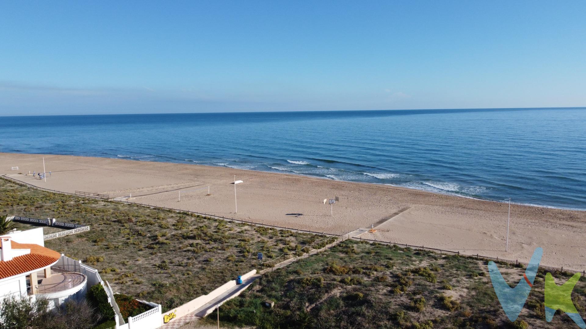 Sumérgete en la experiencia de vivir en una casa privilegiada en la codiciada playa de Xeraco, considerada la mejor valorada de la provincia de Valencia. Esta villa espectacular, situada prácticamente en primera línea de mar, te ofrece una combinación perfecta de tranquilidad y fácil acceso por autovía desde cualquier punto. Características de la Propiedad:. - Parcela y Construcción: La propiedad cuenta con una parcela propia de 326 m² y una superficie construida de 279 m² distribuidos en tres plantas. - Vistas y Ubicación: Disfruta de vistas impresionantes al mar y la cercanía a las dunas, a tan solo cincuenta metros. - Planta Baja: Encontrarás un amplio garaje con capacidad para varios vehículos, un cuarto de lavandería y trastero, además de un jardín con zonas cubiertas y descubiertas. - Primera Planta: Relájate con vistas al mar desde las dos terrazas, una en el salón comedor y otra en la cocina. También hay un baño completo en esta planta. - Segunda Planta: Alberga cuatro dormitorios y otro baño completo. Dos de los dormitorios cuentan con terrazas privadas con vistas al mar. Esta propiedad no solo ofrece una calidad de vida excepcional, sino que también despierta la envidia y la admiración de quienes la ven. . ¡Contáctanos Ahora!. Si deseas ser tú quien disfrute de esta maravillosa villa, no esperes más. ¡Contacta con nosotros ahora mismo y haz de esta casa tu hogar!. La descripción del presente inmueble e imágenes tienen mero carácter informativo y en ningún caso carácter contractual, pudiendo ser modificados por la inmobiliaria comercializadora sin que ello implique responsabilidad alguna frente a terceros. En el precio de venta a público, esta propiedad NO incluye los gastos de adquisición (Notario, registro, gestión, honorarios, etc…).