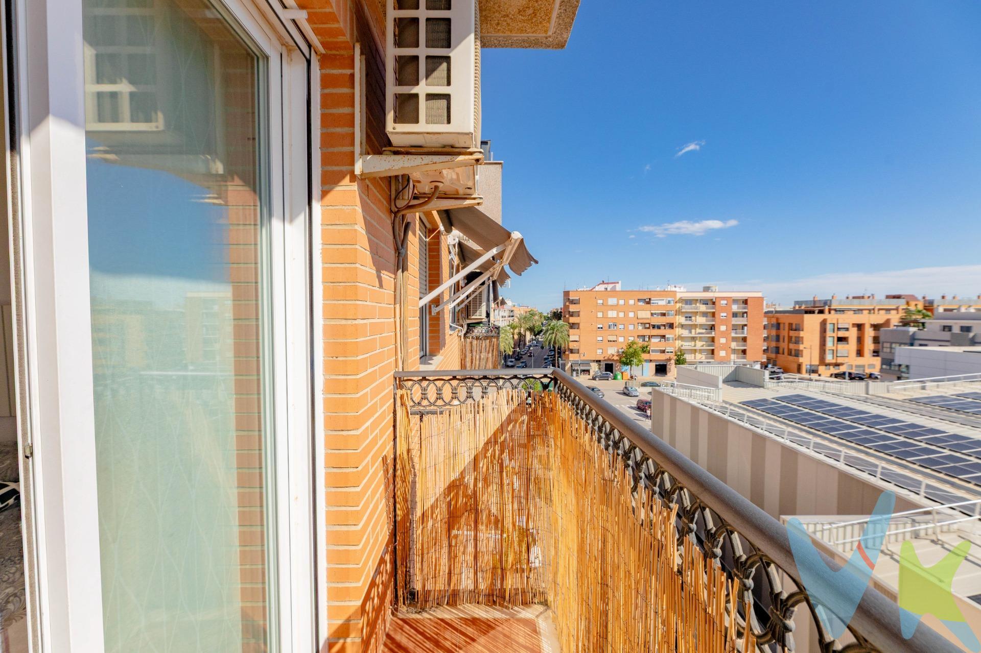 Mocadi Real Estate presenta este DÚPLEX VPO EN PAIPORTA | 2 DORMITORIOS | GARAJE Y TRASTERO INCLUIDOS. IMPORTANTE – VIVIENDA DE PROTECCIÓN OFICIAL (VPO). La vivienda está sujeta al régimen de Vivienda de Protección Oficial. Para poder adquirirla, la parte compradora deberá cumplir los requisitos establecidos por la Generalitat Valenciana para la adquisición de este tipo de vivienda. Magnífico dúplex en Paiporta, muy luminoso, con orientación sur y en un estado de conservación impecable. Una vivienda amplia, cómoda y lista para entrar a vivir, distribuida en dos plantas y con plaza de garaje y trastero incluidos. En la planta baja, la vivienda nos recibe con un distribuidor que da acceso a una cocina independiente, práctica y funcional, que dispone además de galería independiente destinada a zona de lavado. En esta misma planta destaca especialmente el gran salón-comedor de aproximadamente 30 m², un espacio amplio y muy luminoso gracias a su orientación sur, perfectamente cuidado y equipado con aire acondicionado. La planta se completa con un cuarto de baño completo con ducha. A través de una cómoda escalera interior accedemos a la planta superior, destinada a la zona de descanso. Originalmente esta planta disponía de tres dormitorios, aunque actualmente se encuentra distribuida en dos amplios dormitorios. El dormitorio principal se amplió incorporando uno de los dormitorios originales, consiguiendo así una estancia de excelentes dimensiones con una gran zona de vestidor. El segundo dormitorio es también doble y espacioso. La planta superior cuenta además con armarios empotrados revestidos, balcón y un segundo cuarto de baño completo. La vivienda ha tenido muy poco uso, ocupada únicamente durante unos pocos años por una familia, por lo que se encuentra en un estado excepcional de conservación y prácticamente lista para entrar a vivir sin necesidad de reformas. Además, el precio incluye plaza de garaje y trastero, aportando ese espacio adicional de almacenamiento y comodidad tan valorado en el día a día. Una vivienda especialmente interesante para quienes buscan amplitud, luminosidad y una distribución diferente a la de un piso convencional, con la independencia que proporciona disponer de la zona de día y de noche en plantas separadas. Si cumples los requisitos para la compra de una VPO y buscas un dúplex amplio, luminoso, cuidado y con garaje y trastero en Paiporta, esta puede ser una excelente oportunidad. La descripción y los datos del presente inmueble tienen carácter meramente informativo y en ningún caso contractual. En el precio de la vivienda no están incluidos los honorarios de agencia, gastos de compraventa y/o financiación. Por mandato expreso del propietario, comercializamos este inmueble en exclusiva compartida, lo que garantiza un servicio de calidad, un trato fácil y personalizado, una gran difusión en nuestras redes compartidas y sin interferencias de terceros. Por este motivo se ruega no molestar al propietario, a los ocupantes de la propiedad, a los vecinos o conserjes del edificio si los hubiera. Si eres una agencia, llámanos colaboraremos contigo. Muchas gracias.