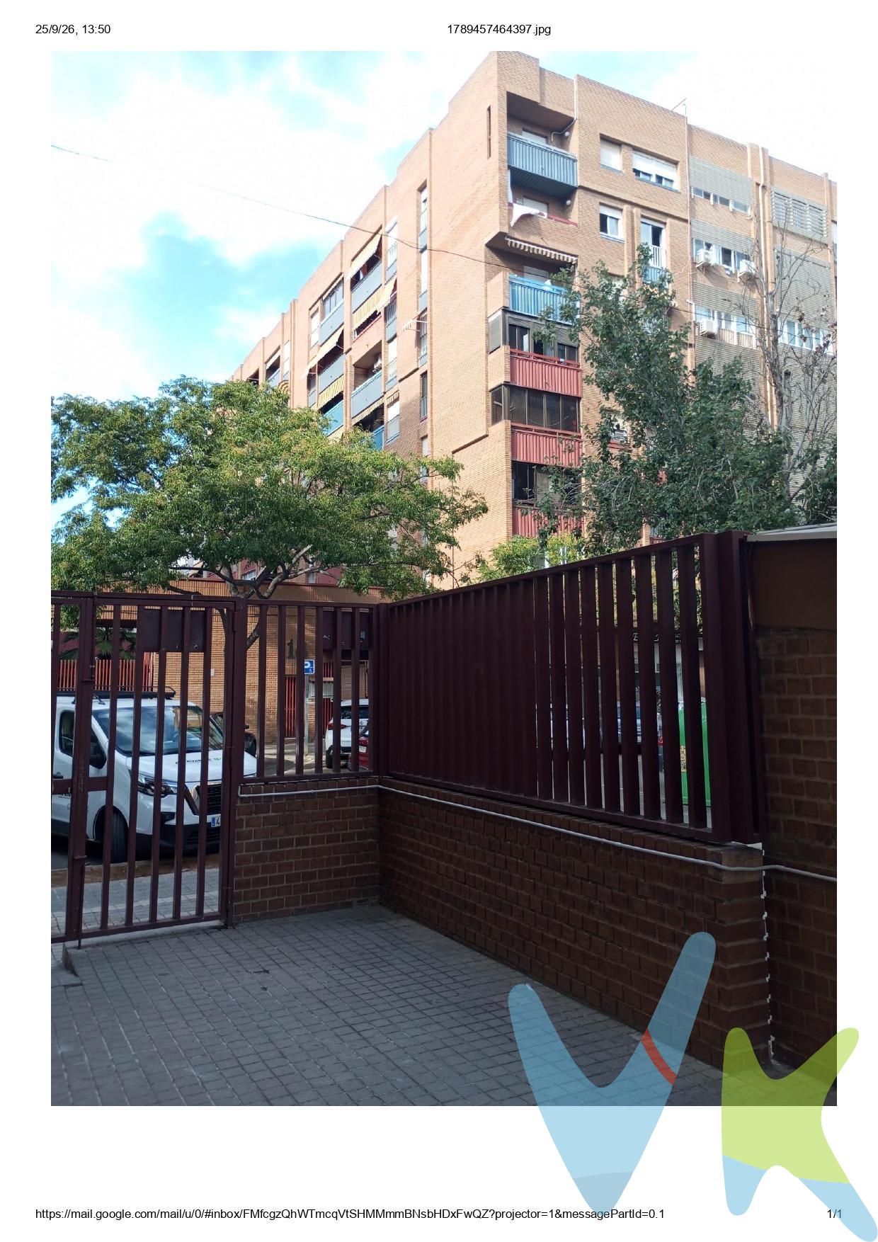 Se vende un piso estupendo en una zona perfecta de Valencia capital en concepto de NUDA PROPIEDAD. IMPORTANTE!!!!! Se vende solo título de propietario mientras la persona usufructuaria vive. La vivienda dispone de tres habitaciones, una de cuales es doble,dos baños completos, amplia cocina independiente está completamente equipada y dispone de la galería acristalada. Un gran salón luminoso y con vistas al parque. La vivienda esta amueblada. Está situada en la 2-a planta con ascensor de una comunidad que dispone de la piscina cubierta ,un patio interior para poder disfrutar de las actividades de ocio, propio aparcamiento subterráneo,las puertas de salida a la calle disponen de unas niveles de seguridad reforzadas. Acerca de la zona, es inmejorable!!!! Supermercados, guarderías,colegios están en alcance de unos minutos andando. A pesar de la cercanía de las vías principales de Valencia capital-avenida Tres Cruces, Archiduque Carlos, que permite una comunicación inmediata. con las zonas principales de la capital y salida perfecta hacia cercanías, el propio edificio permite gozar de una plena tranquilidad y silencio. Es una combinación perfecta para quien valora comodidad y confort. Un valor especial a los materiales-un suelo de parquet perfecto y las ventanas herméticas climalit. Es necesario verlo para valorar el gusto que esta vivienda aporta. VENTA:. PVP 335.000€. Gastos e impuestos no incluidos en el precio. La compra conlleva impuestos y gastos de formalización para el comprador. A título orientativo se informa que en segundas transmisiones el ITP con carácter general en Valencia es del 9%, pudiendo existir otros tipos impositivos atendiendo a las circunstancias personales del comprador u otras circunstancias previstas legalmente. Base imponible del impuesto el mayor valor entre el precio de compraventa, la tasación o el valor de referencia catastral. En cuanto a los gastos de notaría y registro, en su caso, suelen oscilar aprox. entre 1,5% y 2,5% (aranceles variables según precio, n.º de copias y complejidad). El comprador elige notario. Si el comprador precisase de hipoteca: tasación, condiciones y costes bancarios serán según entidad elegida por el comprador, así como los gastos de gestoría, y cualesquiera otros gastos inherentes a la formalización de la compraventa que legalmente correspondan a la parte compradora, salvo pacto expreso en contrario con el vendedor. El consumidor tiene, conforme a la normativa vigente, a su disposición información y documentación adicional relativa al inmueble y condiciones de la compraventa, que podrá ser consultada en C/Joaquín Costa 4, bajo 46005 Valencia o urbe2@remax.es. Honorarios de mediación inmobiliaria a cargo del COMPRADOR: (3% del precio final de venta más IVA (21%), salvo otro pacto.); y de VENDEDOR (según acuerdo con el mismo). Se informa al consumidor que la agencia actúa como intermediaria inmobiliaria en la operación, estando cualquier eventual compraventa y sus condiciones sujeta a la aceptación expresa del propietario-vendedor y a la posterior formalización del correspondiente contrato.