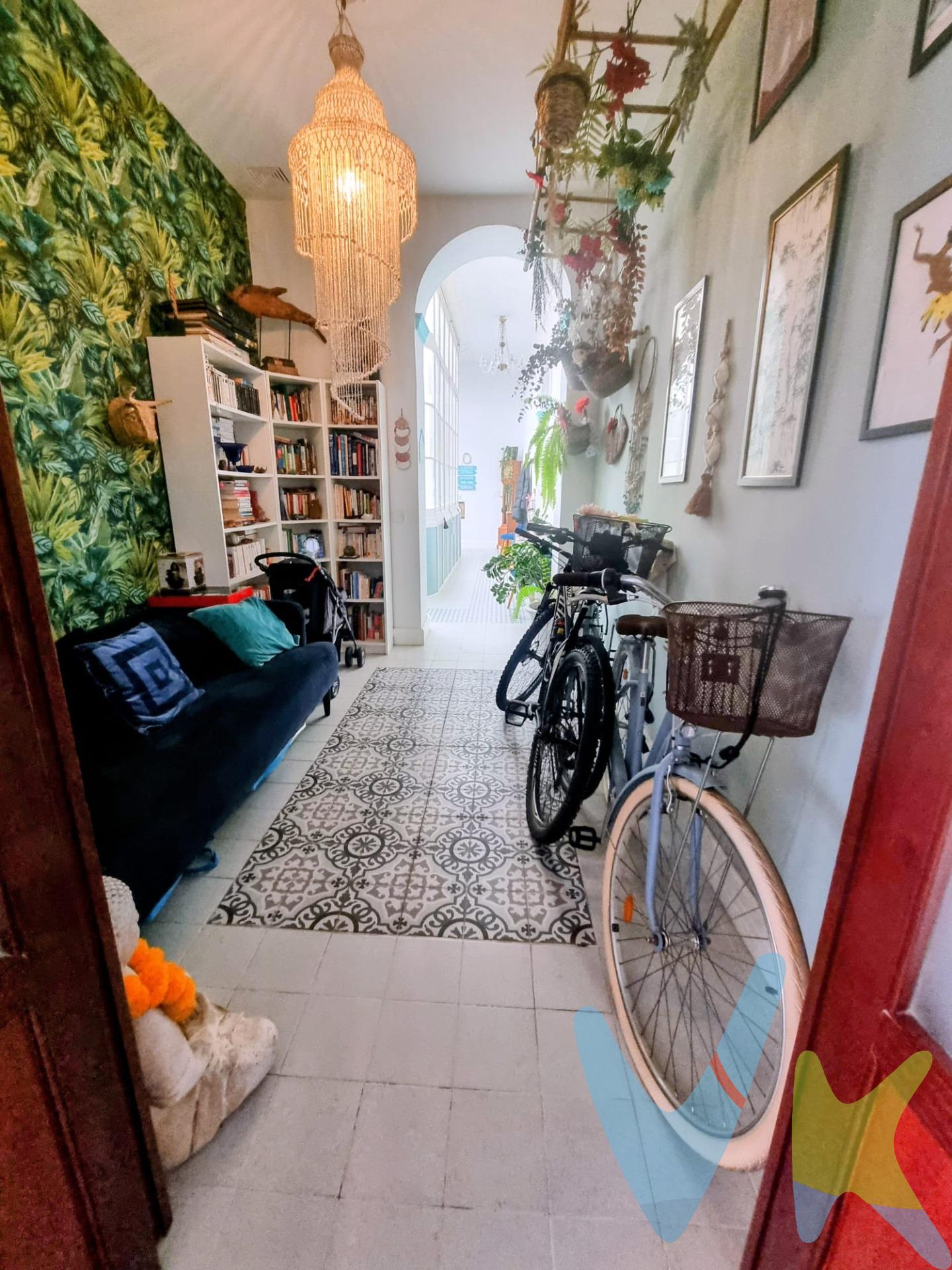 Les presentamos esta maravillosa  propiedad que redefine el concepto de elegancia en el centro histórico de Cádiz que te dejará maravillado/a desde que entres. Situada en una finca representativa de 1888, esta vivienda fusiona la nobleza de la arquitectura gaditana con una reforma integral de diseño contemporáneo. Ubicada en una segunda planta sin ascensor, ofrece una oportunidad única para quienes buscan el equilibrio perfecto entre patrimonio, confort y ubicación. Consta de 195,56 m² construidos maximizando la sensación de amplitud gracias a sus techos altos, característicos y suelos hidráulicos de diseño. El corazón de la casa es su salón exterior con chimenea de leña donde la luz natural inunda el espacio a través de dos balcón a la calle siendo uno de ellos un cierro, creando una atmósfera sofisticada y aireada. Con una amplia cocina, independiente y funcional. La vivienda se integra inteligentemente recibiendo luz y ventilación natural a través de un patio central donde rodea una galería acristalada garantizando privacidad y eficiencia. El inmueble dispone de 4 dormitorios dobles diseñados para ofrecer el máximo silencio y descanso.  La propiedad se completa con un total de 2 baños completos de diseño y 1 aseo los cuales de altas calidades.. La propiedad se sitúa en  un enclave estratégico que combina la tranquilidad residencial con la inmediatez de la vida urbana. A escasos metros del paseo de la Alameda Apodaca y el Baluarte de la Candelaria, y a un paso de la Plaza de Mina. Esta zona del Mentidero es altamente demandada por su perfil sociocultural alto y su cercanía a una amplia oferta de servicios, desde transporte público y centros de salud hasta una vibrante oferta gastronómica y de ocio. Vivir aquí permite disfrutar de la brisa marina y la historia sin renunciar a la comodidad, con parkings públicos cercanos (como Santa Bárbara) para solventar las necesidades de aparcamiento. Impuestos, honorariosy gastos del comprador derivados de la compraventa no incluidos en el precio. El consumidor tiene a su disposición la Ficha Informativa de la Vivienda conforme a la normativa vigente. ✔ Contamos con Seguro de Caución y Responsabilidad Civil para la plena garantía de nuestros clientes. ✔ Más de 28 años de experiencia avalan nuestra trayectoria, profesionalidad y compromiso. Operación sujeta a ITP, cuyo tipo general es del 7% respecto al precio de venta, consultar otros tipos por circunstancias del comprador, en virtud de lo dispuesto en el Ley 5/2021, de 20 de octubre, de Tributos Cedidos de la Comunidad Autónoma de Andalucía. El comprador, en caso de que querer adquirir la vivienda a través de la agencia, deberá abonar a ésta unos honorarios que ascienden al 3% del precio de la compraventa, más IVA del 21%. Los gastos aproximados de Notaría y Registro se cifran entre 800€ y 1600€, el importe exacto dependerá del precio final de la compraventa, número de copias de la escritura, número de páginas de la escritura, complejidad, etc, en virtud de lo dispuesto en el Anexo I del Real Decreto 1426/1989, por el que se aprueba el arancel general de Notaría, y el Anexo I del Real Decreto 1427/1989, por el que se aprueba el arancel de los Registradores de la Propiedad. En caso de necesidad de financiación bancaria para la compra, los gastos de la misma deberán ser obtenidos de la entidad bancaria que vaya a financiar la operación. Se hace constar que la agencia efectúa una labor de intermediación, y que las condiciones finales de la compraventa quedan sujetas a la aceptación expresa de la parte vendedora y a la ulterior formalización del contrato. Periodo de validez: hasta el 31/12/2026