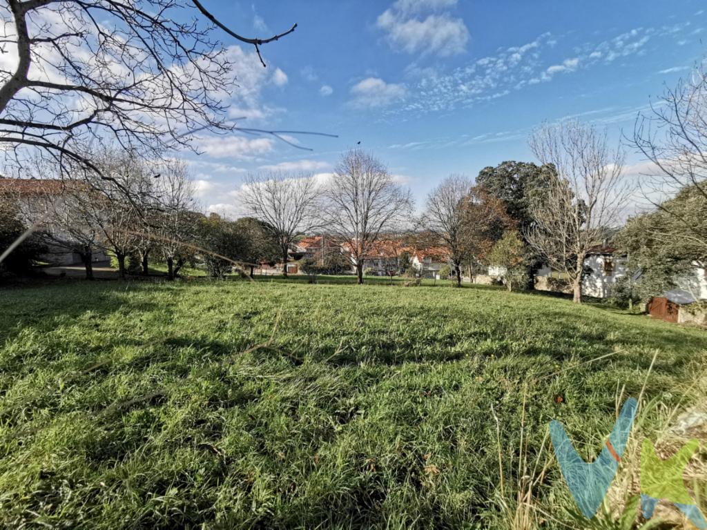 En el corazón de Medio Cudeyo, concretamente en la localidad de Heras, se encuentra una espectacular finca en venta que te dejará sin palabras. Si estás buscando el lugar perfecto para construir tu hogar, esta es tu oportunidad. Este magnífico terreno cuenta con conexión a red eléctrica, lo que te brinda toda la comodidad y facilidades que necesitas.Imagina despertar cada mañana rodeado de naturaleza, con hermosas vistas a tu alrededor. Este inmueble está ubicado en una zona privilegiada, donde la tranquilidad y la paz se respiran en el aire. Es el lugar perfecto para escapar del bullicio de la ciudad y disfrutar de la serenidad que tanto mereces.Además, la finca cuenta con una excelente ubicación, lo que te brinda acceso a todas las comodidades que necesitas. Se encuentra a 14 Km de Santander y perfectamente comunicada con la autovía Santander-Bilbao y con estación de tren. Con el bus y el tren cerca, tendrás la posibilidad de desplazarte fácilmente por la zona, sin preocuparte por el transporte. No tendrás que depender de un coche para moverte, ya que tendrás todas las facilidades a tu alcance.Si eres amante de la vida al aire libre, este lugar es un verdadero paraíso para ti. Podrás disfrutar de largas caminatas por senderos rodeados de árboles frondosos, respirando aire puro y disfrutando de la belleza de la naturaleza. También tendrás la posibilidad de practicar deportes al aire libre, como el ciclismo o el senderismo, en un entorno idílico.La finca en venta cuenta con un espacio amplio y versátil, que te permitirá dar rienda suelta a tu imaginación. Podrás construir la casa de tus sueños, adaptada a tus necesidades y deseos. No habrá límites para tu creatividad, ya que contarás con un terreno generoso que te brinda infinitas posibilidades. Se trata de una parcela de 1268 metros cuadrados en la que se pueden construir una construcción de dos alturas y 185 m2 en planta (pueden ser dos chalets pareados o uno independiente) y existe la posibilidad de segregarla en dos partes.Si tienes dudas o necesitas más información sobre este inmueble, no dudes en contactar a nuestro agente.  Él estará encantado de resolver todas tus preguntas y guiarte en el proceso de adquisición de este maravilloso terreno. Su experiencia y conocimiento te brindarán la tranquilidad y seguridad que necesitas para tomar la mejor decisión.No dejes pasar esta oportunidad única de adquirir una finca en Medio Cudeyo.  Ven a visitarla y déjate sorprender por su belleza y potencial. Te aseguramos que una vez que pongas un pie en este lugar, no querrás irte. ¡Llama ahora y reserva tu visita! No te arrepentirás de esta inversión en calidad de vida.Impuestos, gastos notariales y registrales NO INCLUIDOS