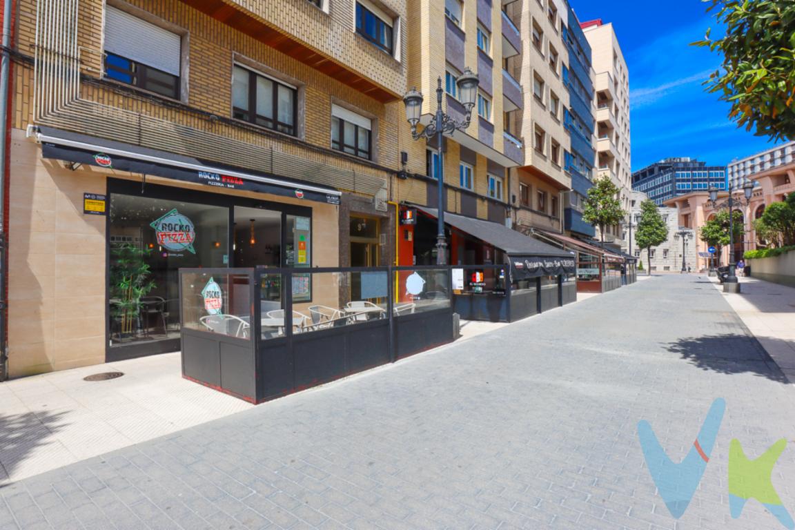 Cesión de Negocio junto al Auditorio Príncipe Felipe  Oviedo¿Buscas emprender o expandir tu negocio en una de las zonas con más proyección de Oviedo? Esta es tu oportunidad. Se cede impecable local de 181 m² en una ubicación inmejorable: al lado del Auditorio Príncipe Felipe, en pleno corazón de la ciudad, rodeado de puntos clave como la Plaza de la Gesta y el Colegio de las Dominicas. Ubicado en una calle peatonal con gran tránsito, este local garantiza visibilidad y un constante flujo de potenciales clientes.El espacio, totalmente reformado y en un único nivel, está adaptado para personas con movilidad reducida gracias a su rampa de acceso y baño acondicionado. Cuenta con licencia de hostelería en vigor tanto para el local como para terraza, lo que te permite iniciar tu actividad desde el primer día. Actualmente está acondicionado como pizzería en funcionamiento, lo que te ofrece una base sólida para continuar o desarrollar tu propio concepto gastronómico.Dispone de salida de humos, obrador, y se distribuye en un amplio comedor, una espaciosa cocina, zona de barra con expositor orientado a la calle, gran almacén y dos baños. Su diseño funcional y sus generosas dimensiones permiten una distribución versátil, ideal para múltiples tipos de negocio: restaurante, sidrería, bar tradicional, cafetería de especialidad, o cualquier concepto innovador que desees llevar a cabo.Condiciones de cesión:Alquiler mensual: 1.000 EURPrecio de cesión: 25.000 EUREn Arxus sabemos que cada negocio tiene una esencia única. Por eso este local se adapta con facilidad a tus necesidades, ofreciéndote un espacio dinámico donde desarrollar tu visión empresarial con éxito.No dejes pasar esta oportunidad de inversión en una de las zonas más emblemáticas de Oviedo. Agenda tu visita cuanto antes y descubre todo lo que este local puede ofrecerte. ¡Contáctanos hoy mismo y da el primer paso hacia tu nuevo proyecto!