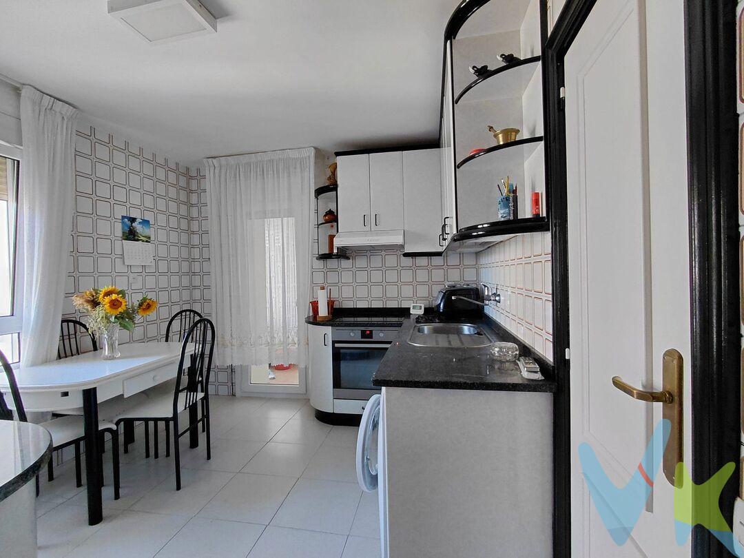 Luminoso piso de 3 habitaciones en el centro de Barañain
Si buscas una vivienda amplia, luminosa y lista para entrar a vivir, este piso es una excelente oportunidad. Situado en una de las mejores zonas de Barañain, disfrutarás de todos los servicios a pocos pasos: colegios, centro de salud, comercios, transporte público y amplias zonas verdes.
La vivienda cuenta con 89 m² útiles (119 m² construidos), distribuidos de forma práctica y funcional. Dispone de un amplio salón de 24 m², muy luminoso gracias a su orientación sur-oeste, ideal para disfrutar de la luz natural durante gran parte del día.
La cocina, completamente equipada, ofrece 11 m², además de tendedero y despensa, proporcionando un espacio cómodo para el día a día. El recibidor, de 8 m², aporta una agradable sensación de amplitud desde la entrada.
El piso dispone de 3 dormitorios, dos baños recientemente reformados con un diseño moderno y funcional, aire acondicionado, calefacción central y agua caliente central con contador individual.
Entre sus mejoras destacan las ventanas renovadas, que proporcionan un excelente aislamiento térmico y acústico, y la fachada ventilada, recientemente instalada, que mejora la eficiencia energética y el confort de la vivienda.
Características principales

89 m² útiles | 119 m² construidos.
3 dormitorios.
Amplio salón de 24 m².
Cocina equipada con despensa y tendedero.
2 baños reformados.
Orientación sur-oeste.
Aire acondicionado.
Calefacción central.
Fachada ventilada.
Ventanas renovadas.
Edificio de estructura de hormigón.

Ubicación privilegiada
Ubicado en el centro de Barañain, en una zona tranquila y muy bien comunicada, con todo lo necesario para el día a día: colegios, centro de salud, instalaciones deportivas, biblioteca, parques y una amplia oferta de comercios y servicios.
Una vivienda cuidada, cómoda y con excelentes mejoras, perfecta tanto para familias como para quienes buscan amplitud, luminosidad y una ubicación inmejorable.