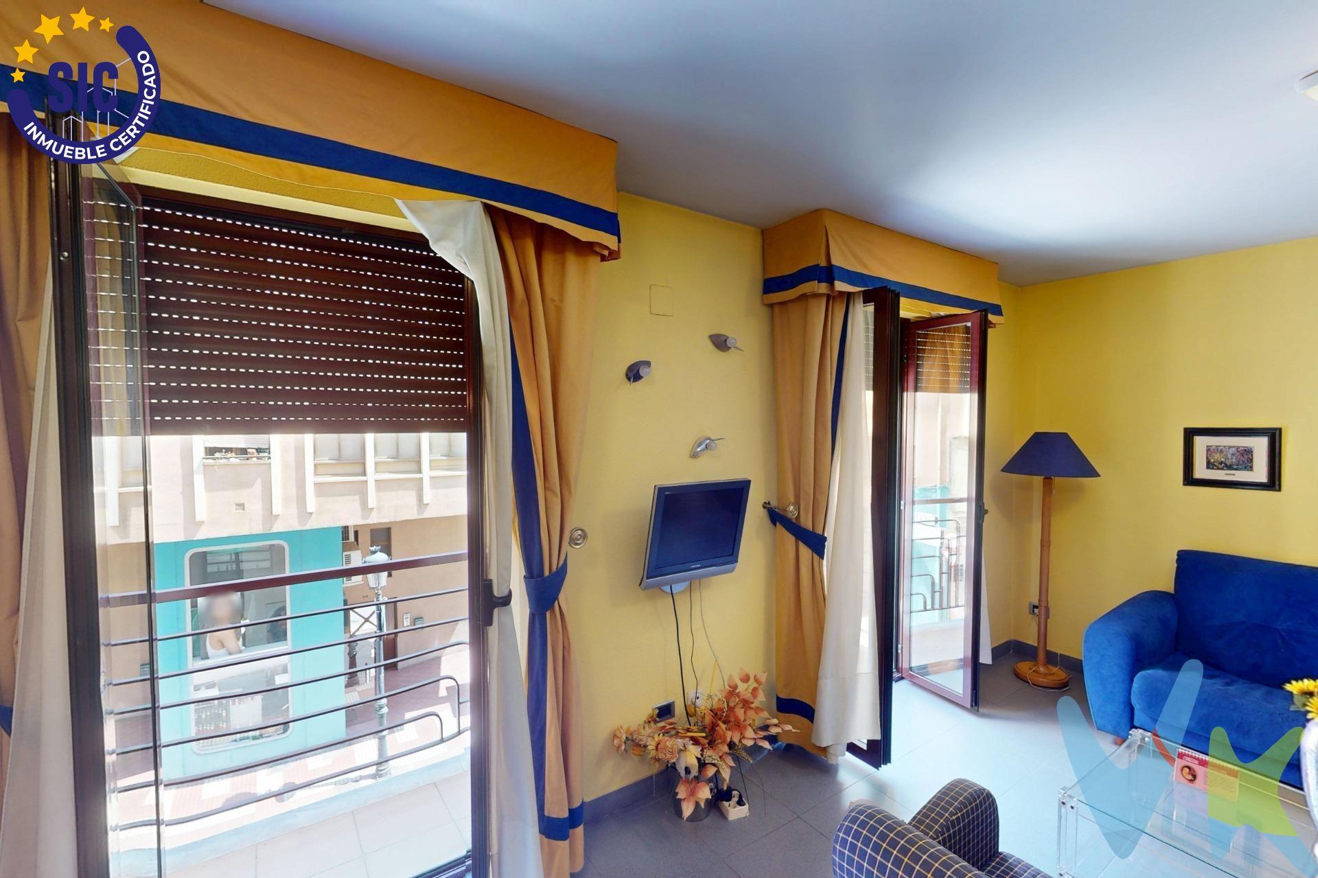 Oportunidad única en pleno centro de Castellón. Te presentamos esta amplia vivienda de 161 m² actualmente adaptada como consulta médica, pero con infinitas posibilidades para convertirla en tu hogar o en un despacho profesional. 📍 Ubicación privilegiada: en el corazón de Castellón, rodeada de todos los servicios esenciales —farmacias, colegios, comercios, cafeterías y transporte— y con fácil acceso a pie a cualquier punto del centro. 🛋 Distribución espaciosa y funcional:. Gran recibidor que da paso a una luminosa sala principal. 4 amplias estancias que pueden convertirse en dormitorios, despachos o salas de trabajo. Cocina independiente. Baño completo y aseo adicional. Patio interior. 🚗 Extras que marcan la diferencia:. Plaza de garaje y trastero incluidos en el precio. Ascensor, aire acondicionado y puerta blindada. Orientación noroeste que aporta luz y ventilación natural. Hilo musical y acabados cuidados. ✅ Perfecta para familias que buscan amplitud y comodidad, o para profesionales que necesiten un espacio céntrico y bien comunicado. No dejes escapar la oportunidad de vivir o trabajar en una de las zonas más demandadas de Castellón. Llámanos y agenda tu visita hoy mismo. . 