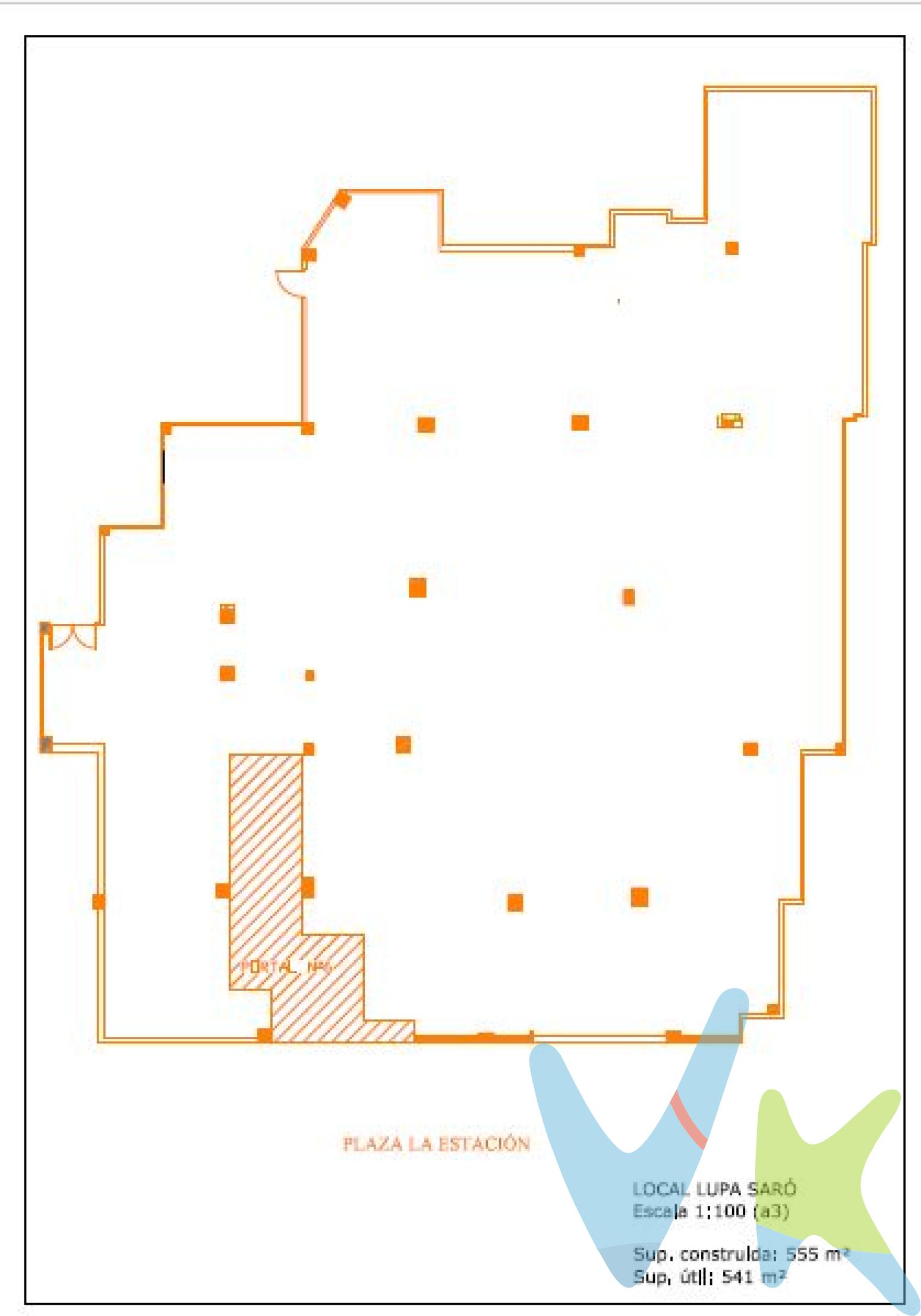 Se ofrece a la venta un local comercial excepcional en la vibrante localidad de Sarón, una oportunidad inigualable para inversores o emprendedores que buscan establecer su negocio en una zona en constante crecimiento. Se venden solo 100 metros cuadrados.Ubicada en una de las áreas más dinámicas del municipio, la presencia de negocios consolidados y el paso continuo de potenciales clientes aseguran una visibilidad y afluencia óptimas. La fachada, amplia y atractiva, permite una excelente iluminación natural que aporta un ambiente acogedor y un escaparate llamativo para captar la atención de los transeúntes.El espacio interior está diseñado de manera diáfana, lo que facilita la personalización del local según las exigencias del negocio. Esto permite a los nuevos propietarios reorganizar y adaptar el espacio para que se ajuste a sus requisitos específicos, ya sea como tienda, oficina, estudio, o cualquier otro proyecto que se tenga en mente. La altura considerable de los techos añade una sensación de amplitud y libertad en el interior.Sarón se destaca por ser un entorno en expansión, dotado de una excelente infraestructura y comunicaciones, garantizando así que cualquier tipo de negocio que se establezca en esta área cuente con todos los servicios necesarios para su óptimo funcionamiento. Además, la facilidad de acceso a través de vías principales y transporte público incrementa la conveniencia tanto para clientes como para trabajadores.Además de su estratégica ubicación, este local cuenta con todo lo necesario para convertirse en un espacio de referencia dentro de la comunidad local. Instalaciones acondicionadas para usos diversos aseguran una rápida adaptación y puesta en funcionamiento. La posibilidad de incorporar oficinas o áreas de almacenamiento adicionales aumenta las opciones de explotación de la propiedad.El entorno ofrece una amalgama de servicios que convierten a Sarón en un lugar muy atractivo tanto para los residentes como para los visitantes. Su cercanía a parques, zonas comerciales, y áreas de ocio complementa las ventajas de instalar su negocio en este local. Esta comunidad acogedora y en crecimiento es el lugar idóneo para cualquier iniciativa empresarial.Invitamos a los interesados a visitar este local para apreciar en persona las múltiples posibilidades que ofrece. La calidad del espacio y su estratégico emplazamiento hacen de esta propiedad una inversión inteligente y promactoria. Sin duda, este local comercial tiene el potencial para convertirse en un pilar importante en el ámbito comercial de Sarón.No pierda la oportunidad de formar parte de una de las áreas más prometedoras, donde cada rincón tiene el potencial de ser reimaginado según su visión y necesidades comerciales. Contáctenos para programar una visita y déjese inspirar por la amplitud, ubicación, y oportunidades que este local tiene para ofrecer. Es, sin duda, una ocasión única para hacer crecer su futuro empresarial en un entorno en expansión y desarrollo continuo. 