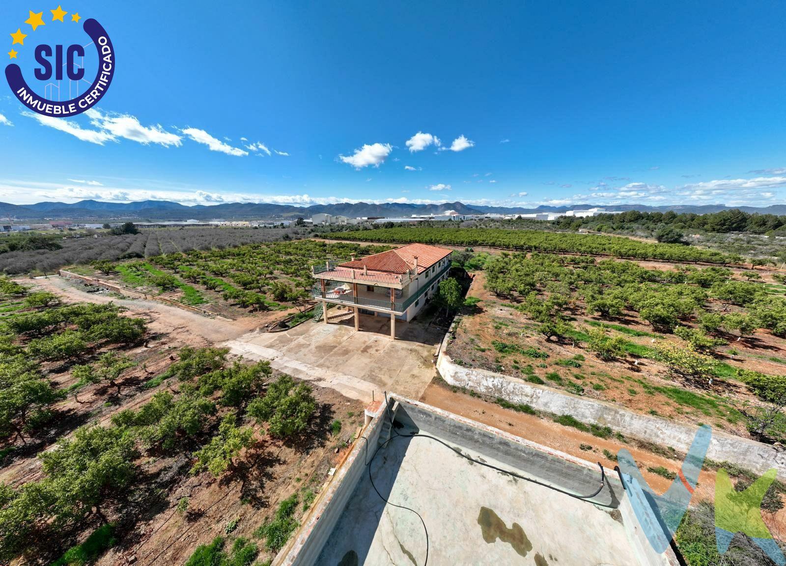 Gran oportunidad en Onda! Vivienda con naranjos en producción  . Si buscas una propiedad con amplios espacios, naturaleza y orientación ideal, esta es tu oportunidad.  . Características principales:. Vivienda de 573 m² sobre una espectacular parcela de 34.918 m² de naranjos en producción.  . Orientación sureste, ideal para disfrutar de luz natural todo el día.  . 7 habitaciones dobles con armarios empotrados.  . 1 baño completo con armario empotrado.  . Amplio salón-comedor y cocina independiente.  . Terraza perfecta para relajarte al aire libre.  . Zona de barbacoa para disfrutar con familia y amigos.  . Almacén para herramientas o maquinaria.  . Aljibe con capacidad de 100.000 litros.  . Dos balsas para riego y almacenamiento de agua.  . Ubicada en un entorno tranquilo y natural, con fácil acceso y gran potencial tanto para vivienda familiar como para inversión agrícola.  . ¡No dejes pasar esta oportunidad!. La descripción del presente inmueble e imágenes tienen mero carácter informativo y en ningún caso carácter contractual, pudiendo ser modificados por la inmobiliaria comercializadora sin que ello implique responsabilidad alguna frente a terceros. En el precio de venta a público, esta propiedad NO incluye los gastos de adquisición (Notario, registro, gestión, honorarios, etc…).