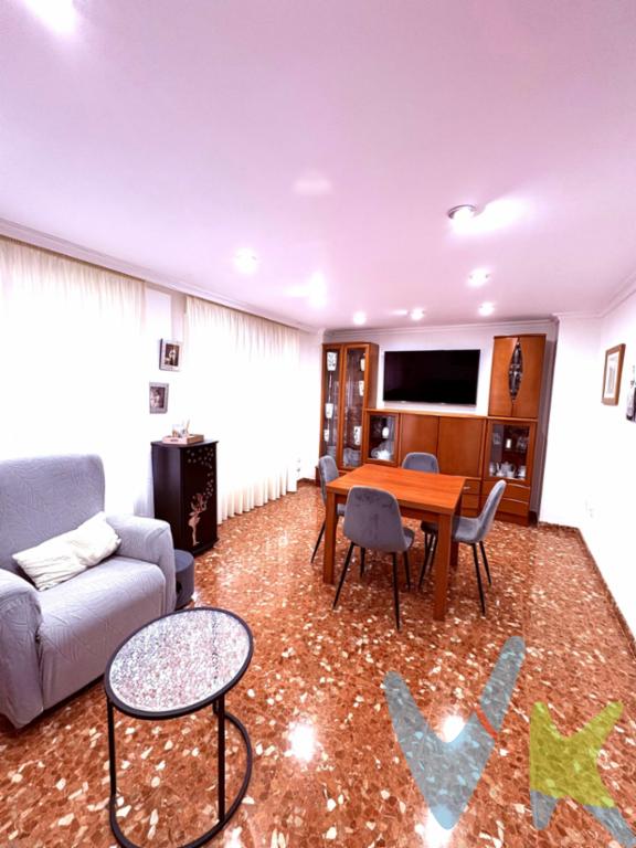 Excelente ubicación de este piso en Mareny de Barraquetes, amplio, luminoso y bien comunicado, este inmueble te conquistará desde el primer momento.    Vistas desde la vivienda a la plaza y desde la terraza superior común a todo el territorio y el mar.    Ubicado en una zona muy tranquila y bien comunicada. Es un primer piso de 125 m² construidos, ubicado en un edificio exclusivo de solo 4 viviendas (una por planta), y que combina la comodidad de estar en el centro de la localidad, con la privacidad y la tranquilidad de un entorno familiar.    Distribución y detalles que marcan la diferencia:    Gran salón-comedor ideal para reuniones familiares y momentos de relax, con amplios ventanales a la calle.    Puertas adaptadas a silla de ruedas    Ascensor adaptado a silla de ruedas    Cocina de madera de roble, con acceso a la zona de lavado y a una práctica terraza interior polivalente.    3 habitaciones, incluyendo una suite principal con baño privado y salida directa a una terraza pisable donde disfrutar del aire libre en tu propia casa.    2 baños completos con ducha cerrada    Armario empotrado de cortesía en la entrada.    Suelo de terrazo pulido, elegante y fácil de mantener.    Puerta de seguridad    Aire acondicionado con bomba de calor    Vistas despejadas y     Muy luminoso y soleado    Ubicación privilegiada:    Vivir aquí significa tener todo a tu alcance. Estás en pleno centro, junto a la plaza principal y con zona de fácil aparcamiento.     Y lo mejor la playa está a un paseo:    - 5 minutos caminando a la Playa del Rey, de aguas cristalinas y arena fina.    - 3 km de El Perelló.(autobús desde Mareny de Barraquetes a El Perelló)    - 5 km del Faro de Cullera. (Autobús desde el Mareny Barraquetes al Faro de Cullera)   - 10 km de Sueca.(Estación de Renfe cercanías Valencia-Gandía)    - a 40minutos del aeropuerto de Manises    - a 25 Km de la ciudad de las Artes y las Ciencias de Valencia.     Además, la localidad ofrece todos los servicios para tu día a día: farmacia, colegio, centro de salud, Ayuntamiento, pabellón deportivo, comercios locales, hostelería (restaurantes y cafeterías), biblioteca pública, panaderías y pastelerías artesanales, estanco, peluquerías, y mucho más.   - Este piso es ideal para quienes buscan la comodidad de un hogar espacioso con terrazas, la tranquilidad de un edificio con pocos vecinos y la calidad de vida que ofrece vivir cerca del mar.       -Vivir aquí es disfrutarlo todo.    En los últimos cuatro años, especialmente desde la pandemia, esta zona ha experimentado un notable incremento en la demanda de vivienda, consolidándose como un área residencial estable durante todo el año, cuando anteriormente era mayoritariamente de uso vacacional.    El Mareny de Barraquetes ofrece un entorno privilegiado en el que conviven naturaleza y bienestar: los campos de arroz, la huerta y la proximidad al mar conforman un escenario único. Su cercanía a la ciudad de Valencia lo convierte en un lugar ideal tanto para primera residencia como para disfrutar de una segunda vivienda, aportando calidad de vida y beneficios para la salud.     Por mandato expreso del propietario, este inmueble se comercializa en exclusiva lo que garantiza al comprador un trato directo, personalizado y eficaz con el asesor responsable de la gestión, evitando cualquier tipo de intermediación innecesaria.    T3INMO by T3RTIUM INMOBILIARIA    La información en su totalidad ( Fotos, video u otro contenido) es meramente informativo y no contractual, no es vinculante, dado que la información es ofrecida por terceros y puede contener errores.    El inmueble esta sujeto a cambios de precio o retirada del mercado sin previo aviso.  El precio no incluye el ITP (Impuesto Transmisiones Patrimoniales), y otros gastos de la Compraventa (Notaria, Gestoría, Registro y los Honorarios de la Agencia).