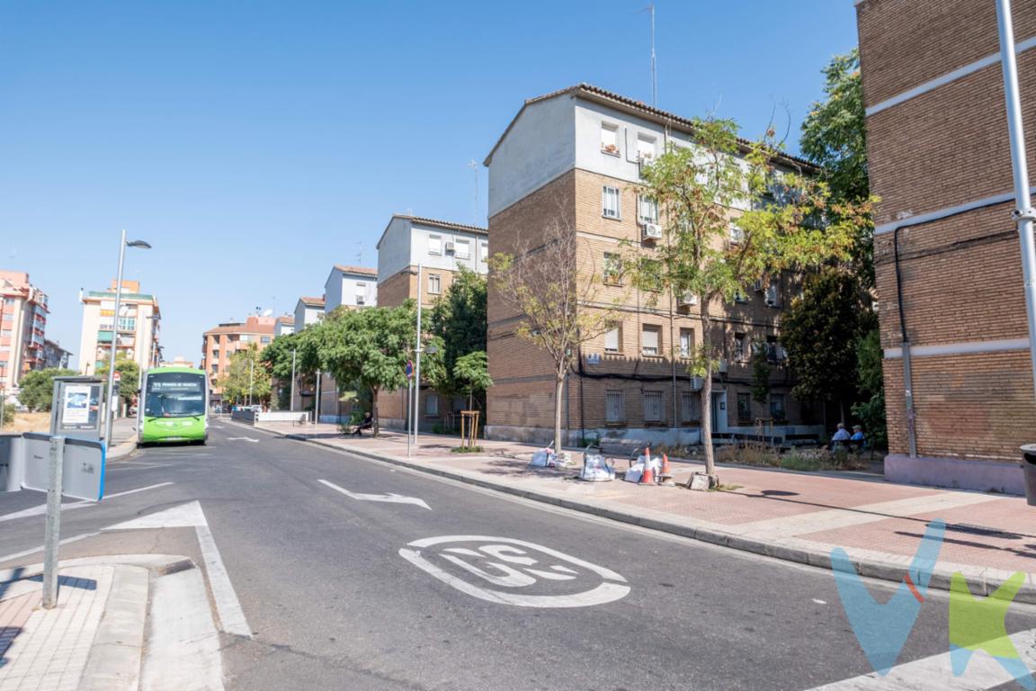 ¿Buscas un proyecto rentable o el primer hogar donde dejar de tirar el dinero en un alquiler? Este piso en venta en Torrero, calle Panticosa, es esa oportunidad que no suele durar mucho en el mercado. Ubicado en una planta baja (olvídate de cargar con la compra por las escaleras), este inmueble destaca por algo difícil de encontrar en estos precios: es completamente exterior. La luz natural inunda cada rincón, un factor clave tanto para crear un hogar alegre como para asegurar un activo inmobiliario muy atractivo para el mercado del alquiler. Distribución optimizada con máximo potencial. Aunque la vivienda se encuentra en su estado de origen y pide una actualización, su distribución está pensada para aprovechar al máximo cada metro cuadrado:. 3 dormitorios: Espacio de sobra para una pareja que necesita teletrabajar, una familia pequeña o un inversor que busca maximizar la rentabilidad por habitaciones. Cocina independiente: Con el tamaño ideal para reformarla a tu gusto y crear un espacio funcional. 1 baño con ventana: Un gran punto a favor que garantiza ventilación natural y luminosidad. ¿Por qué es una oportunidad que no deberías dejar escapar?. Bajos gastos de comunidad: Olvídate de derramas eternas. Al tener pocos gastos fijos, tu rentabilidad neta sube si inviertes, y tus facturas mensuales se reducen si vas a vivir en él. Piso para reformar a tu medida: No pagues por la reforma de otro. Compra a precio competitivo y diseña los acabados exactamente como tú quieres o como demanda el mercado actual. Accesibilidad y confort: Al ser un bajo sin ascensor, disfrutas de la comodidad de acceso directo sin el sobrecoste comunitario que supone un elevador. Si eres un inversor que sabe detectar el potencial de una vivienda exterior o una pareja con ganas de tener su propia casa pagando menos que un alquiler, este piso es la base perfecta. Las oportunidades con tanta luz y pocos gastos vuelan. ¡Contacta hoy mismo y ven a ver las posibilidades de tu próxima inversión!. *** Gastos e impuestos no incluidos. A título orientativo, en segundas transmisiones, el comprador abonará: Impuesto sobre Transmisiones Patrimoniales (ITP), tipo general en Aragón al 8% (*). Base de cálculo: mayor valor entre precio de compraventa o valor de referencia catastral. Gastos de Notaría y Registro: Aranceles variables según precio, número de copias y complejidad; cálculo según tarifas normativas. Si se precisa hipoteca: Tasación, condiciones y costes bancarios según entidad elegida por el comprador; así como gastos de gestoría y cualesquiera otros inherentes a la compraventa. No se incluyen otros gastos o tributos que puedan por Ley corresponder al comprador. Operación sujeta a doble mediación. Existen honorarios a cargo del comprador, salvo pacto en contrario, no incluidos en PVP. El consumidor conforme a la normativa vigente podrá solicitar información y documentación adicional relativa al inmueble, sus características, condiciones de la operación y del servicio de mediación en la oficina y/o a través de nuestro teléfono de contacto o mail. La agencia actúa exclusivamente como intermediaria en la compraventa, cuyas condiciones, en todo caso, estarán sujetas a la aceptación expresa del vendedor del inmueble y posterior formalización del contrato. La información suministrada se corresponde con la disponible a la fecha de publicación, pudiendo variar en función de las circunstancias o actualizaciones legales, contractuales y fiscales. Anuncio de carácter meramente informativo. Para una información exhaustiva sobre el funcionamiento, tipos impositivos y bonificaciones del ITP en Aragón, puede consultar el portal oficial de la Agencia Tributaria Autonómica. Tarifas notariales y registrales reguladas en el Anexo I del Real Decreto 1426/1989 y Anexo I del Real Decreto 1427/1989, respectivamente. Anuncio no vinculante, puede contener errores.