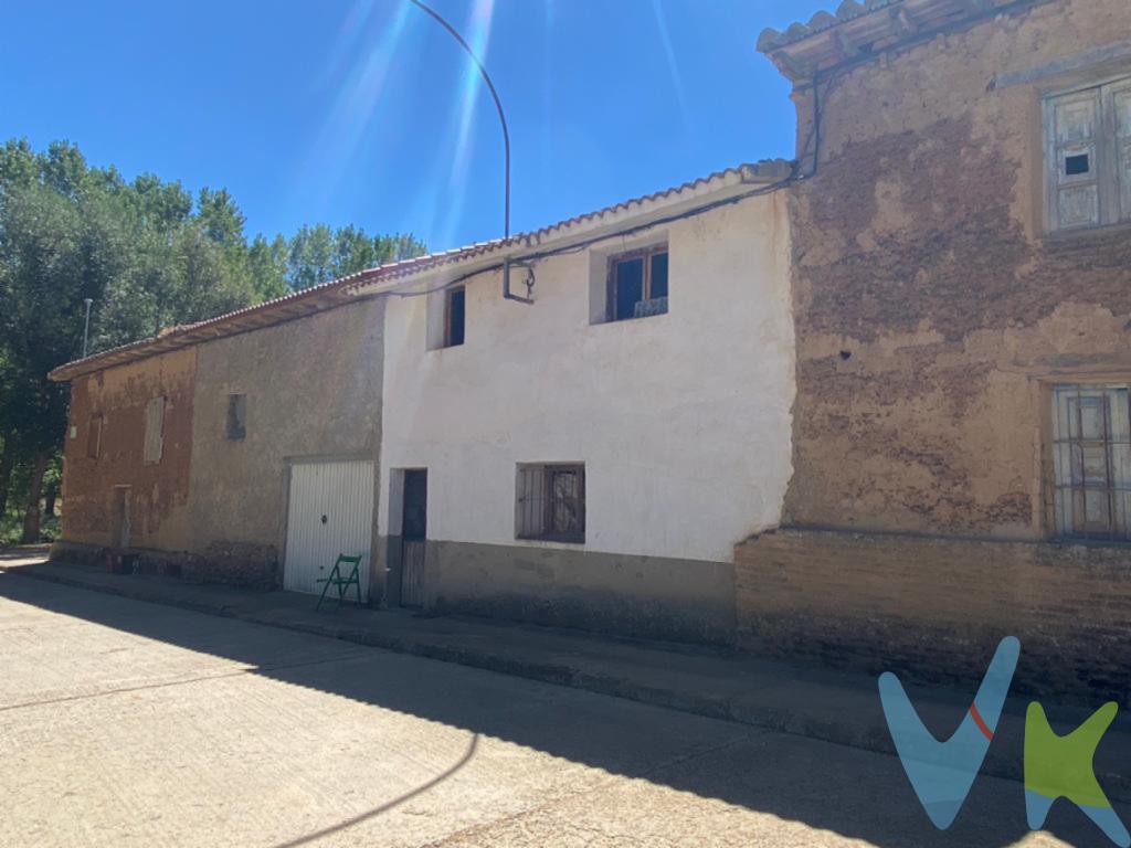 Aprovecha la oportunidad de tener una vivienda en Vallecillo pueblo en la provincia de León.La vivienda a reformar tiene muchas posibilidades, consta de dos plantas que puede poner a su gusto, teniendo una superficie de 94 m2, además de un patio donde poder disfrutar de los días de verano y sus noches estrelladas.Lugar tranquilo, acogedor, soleado ideal para vivienda habitual o segunda residencia.El municipio dispone de centro médico, bar, parque, un paseo al lado del río donde caminar para buscar esa paz que tanto nos hace falta y venta ambulante para la alimentación y necesidades básicas.La casa está en coche a 15 minutos de Sahagún de Campos, 20 de Mansilla de las Mulas y de Valencia Don Juan, 40 de León y 90 de Mieres aproximadamente.Se puede acceder por la N-120 en la que se encuentra el pueblo situado o por la autovía Camino de SantiagoLa población dispone de buena cobertura de teléfono e Internet.El precio no incluye el 8 % de Transmisiones Patrimoniales ni los gastos de Notaría y Registro.