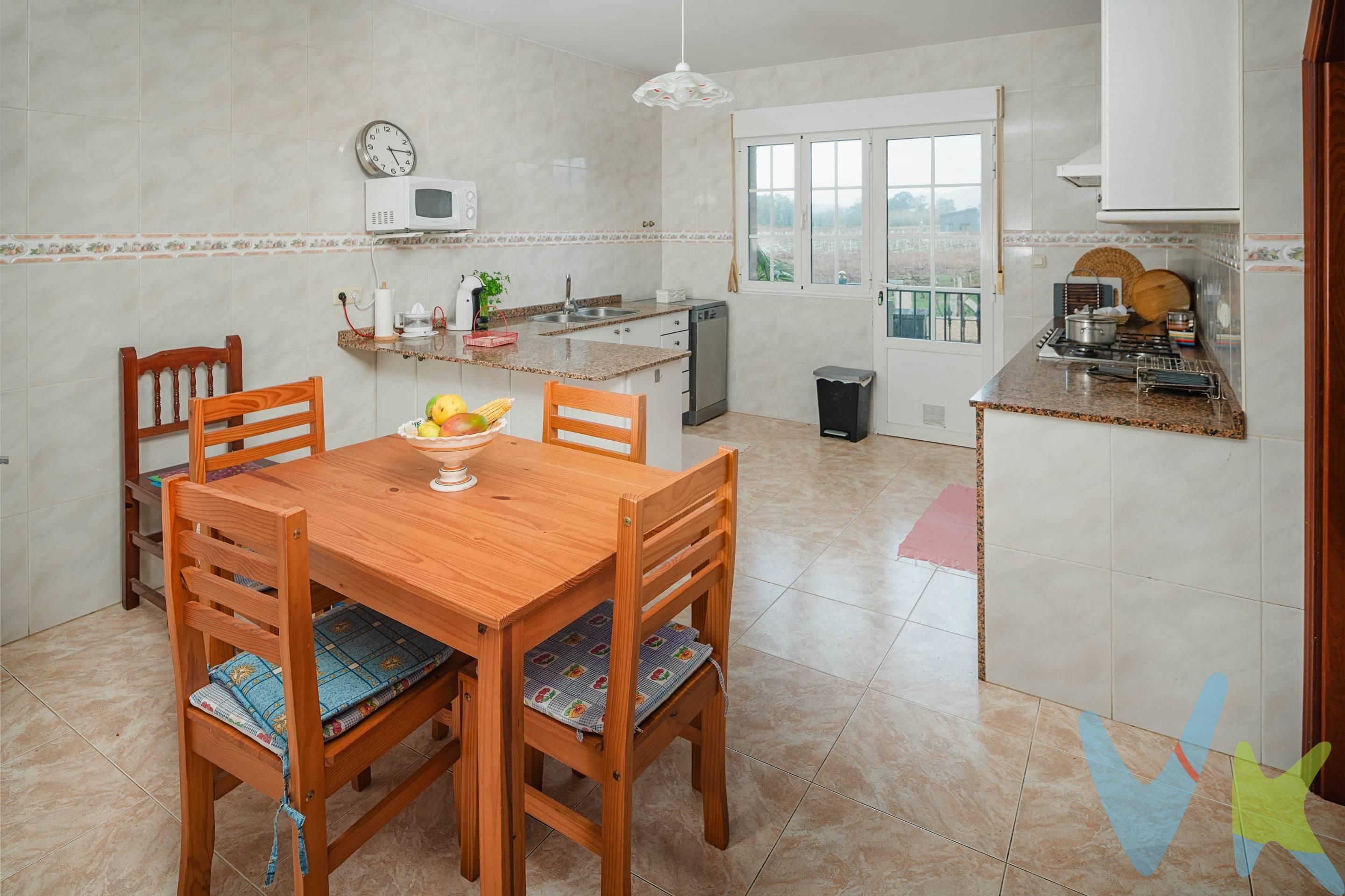 En el corazón de Ribadumia, en pleno entorno del Salnés, se ubica esta vivienda unifamiliar de dos plantas concebida para quienes buscan un refugio donde desconectar, disfrutar del paisaje y vivir con calma, sin renunciar a la comodidad ni a los servicios cercanos. Su localización permite combinar la tranquilidad del entorno rural con la proximidad a la costa, bodegas, rutas naturales y enclaves únicos de las Rías Baixas. La vivienda ofrece una distribución amplia y muy versátil, con cuatro habitaciones, tres baños completos, dos salones diferenciados que invitan tanto al descanso como a la reunión, y un despacho independiente, perfecto para esos momentos de inspiración o para mantener una rutina flexible durante las estancias prolongadas. La gran cocina, pensada para los amantes de la gastronomía, se convierte en un espacio donde compartir largas sobremesas, recetas y experiencias en un ambiente acogedor y funcional. El exterior es uno de los grandes protagonistas: un amplio terreno de 650 m2 privado que invita a disfrutar del aire libre, del clima y de la calma del entorno, ideal para comidas al sol, tardes de lectura o encuentros con familia y amigos. El parking para dos vehículos aporta comodidad y facilita la movilidad para quienes desean utilizar la vivienda como punto de partida para explorar la comarca y la costa gallega. Para comprender todo lo que esta vivienda transmite, es imprescindible recorrerla y sentirla en primera persona: solicita tu visita y descubre el lugar donde tus escapadas pueden convertirse en momentos inolvidables.
