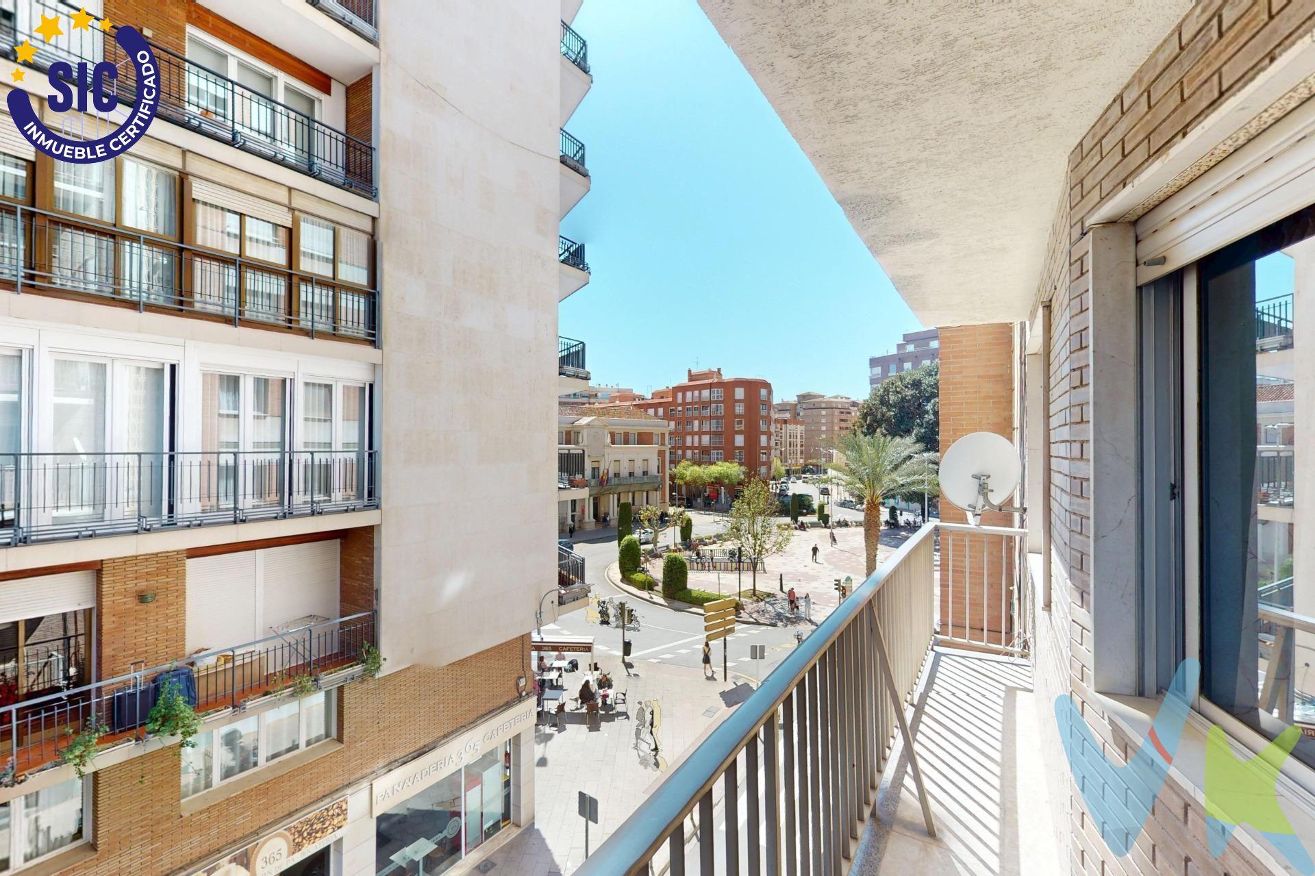 ¿Buscas una vivienda amplia y luminosa junto a la Plaza Maria Agustina? ¡Esta es tu oportunidad!. Ubicada en la calle Sanahuja, esta vivienda de 117 m² construidos ofrece una distribución ideal para familias que valoran el espacio, la comodidad y la cercanía a todos los servicios. ✅ Distribución funcional y confortable:. Hall de entrada. Amplio salón-comedor de casi 25 m² con acceso a una agradable terraza de unos 8 m². Cocina independiente con práctica galería. 4 dormitorios: uno de matrimonio con baño en suite, dos dobles con armarios empotrados y uno individual también con armario. 2 baños completos . 🛍️ Ubicación excelente, a un paso de:. Farmacias. Restaurantes y comercios. Colegios y centros educativos. Centros médicos y transporte público. Una vivienda para reformar a tu gusto ya que tiene mucho potencial, ideal tanto para residencia habitual como para inversión por su alta demanda en la zona. 📍 ¡No dejes escapar esta oportunidad única!. Contacta ahora y ven a visitarla sin compromiso.