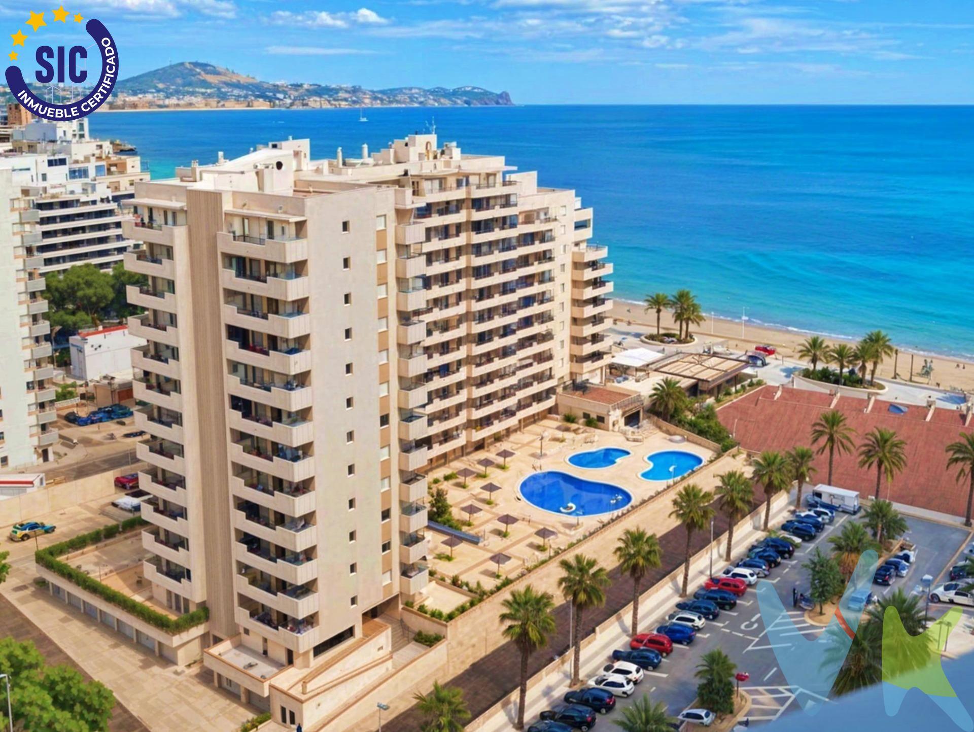 ¿Te imaginas despertar cada mañana con el azul infinito del mar inundando tu mirada?. Este acogedor apartamento de 1 dormitorio, situado en una cotizada 8va planta en pleno paseo marítimo del emblemático Edificio Zafiro, es la oportunidad perfecta para quienes buscan una inversión sumamente líquida o una segunda residencia donde desconectar del mundo. Una terraza y un solárium abiertos a las sensaciones. El verdadero corazón de esta propiedad reside en su maravillosa terraza privada en primera línea de playa y en sus exclusivas zonas comunes, espacios diseñados minuciosamente para cautivar todos tus sentidos:. Hacia el interior, la vivienda fluye con total armonía y practicidad:. Zona de día: Un salón-comedor inundado de luz natural que se fusiona de manera fluida con una cocina abierta, optimizando cada metro cuadrado para crear un ambiente diatano, cómodo e ideal para compartir momentos. Zona de descanso: El dormitorio principal invita al descanso y a la calma profunda, equipado con una amplia cama de 150 cm, armario empotrado y una práctica cómoda de almacenaje. Funcionalidad total: Dispone de un baño completo equipado con plato de ducha y lavadora de carga superior. Todo ello ubicado en un complejo dotado de ascensor, lo que te garantiza la máxima comodidad en tus idas y venidas a la playa. Siente el Mediterráneo. Escucha el rumor del mar. Contempla la belleza del Peñón. Tu próximo oasis en la Costa Blanca está listo para recibirte. Contacta con nosotros hoy mismo, agenda tu visita y ven a sumergirte en tu nuevo estilo de vida. VENTA:. PVP 319.000€. Gastos e impuestos no incluidos en el precio. La compra conlleva impuestos y gastos de formalización para el comprador. A título orientativo se informa que en segundas transmisiones el ITP con carácter general en Valencia es del 9%, pudiendo existir otros tipos impositivos atendiendo a las circunstancias personales del comprador u otras circunstancias previstas legalmente. Base imponible del impuesto el mayor valor entre el precio de compraventa, la tasación o el valor de referencia catastral. En cuanto a los gastos de notaría y registro, en su caso, suelen oscilar aprox. entre 1,5% y 2,5% (aranceles variables según precio, n.º de copias y complejidad). El comprador elige notario. Si el comprador precisase de hipoteca: tasación, condiciones y costes bancarios serán según entidad elegida por el comprador, así como los gastos de gestoría, y cualesquiera otros gastos inherentes a la formalización de la compraventa que legalmente correspondan a la parte compradora, salvo pacto expreso en contrario con el vendedor. El consumidor tiene, conforme a la normativa vigente, a su disposición información y documentación adicional relativa al inmueble y condiciones de la compraventa, que podrá ser consultada en C/Joaquín Costa 4, bajo 46005 Valencia o urbe2@remax.es. Honorarios de mediación inmobiliaria a cargo del COMPRADOR: (3% del precio final de venta más IVA (21%), salvo otro pacto.); y de VENDEDOR (según acuerdo con el mismo). Se informa al consumidor que la agencia actúa como intermediaria inmobiliaria en la operación, estando cualquier eventual compraventa y sus condiciones sujeta a la aceptación expresa del propietario-vendedor y a la posterior formalización del correspondiente contrato.
