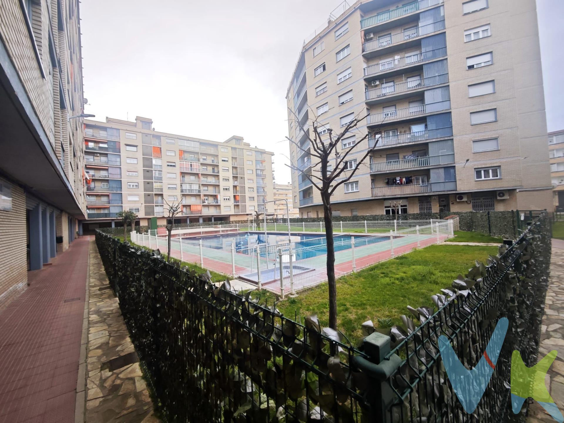 Piso exterior de 81 metros útiles con piscina comunitaria en Urb. Galápago, Calatayud . La vivienda se distribuye en salón de 19 metros con acceso a terraza de 5 metros, cocina independiente, tres dormitorios dobles y uno individual y dos baños. Cuenta con suelos de terrazo, puertas de madera, ventanas de aluminio. Por actualizar. Calefacción central. Comunidad de 140€/mes incluye la calefacción y la piscina y gastos de urbanización. Dispone de zona infantil. Ubicado en una zona con todos los servicios: estación AVE, hospital, cafeterías, tiendas y un gran parque junto a la vivienda, además de contar con salida directa. A solo 45 minutos de Zaragoza y 2 horas de Madrid. El precio no incluye impuestos, gastos de notaría, registro ni honorarios de intermediación. Este anuncio tiene carácter informativo y no es contractual. Puede estar sujeto a errores o modificaciones.