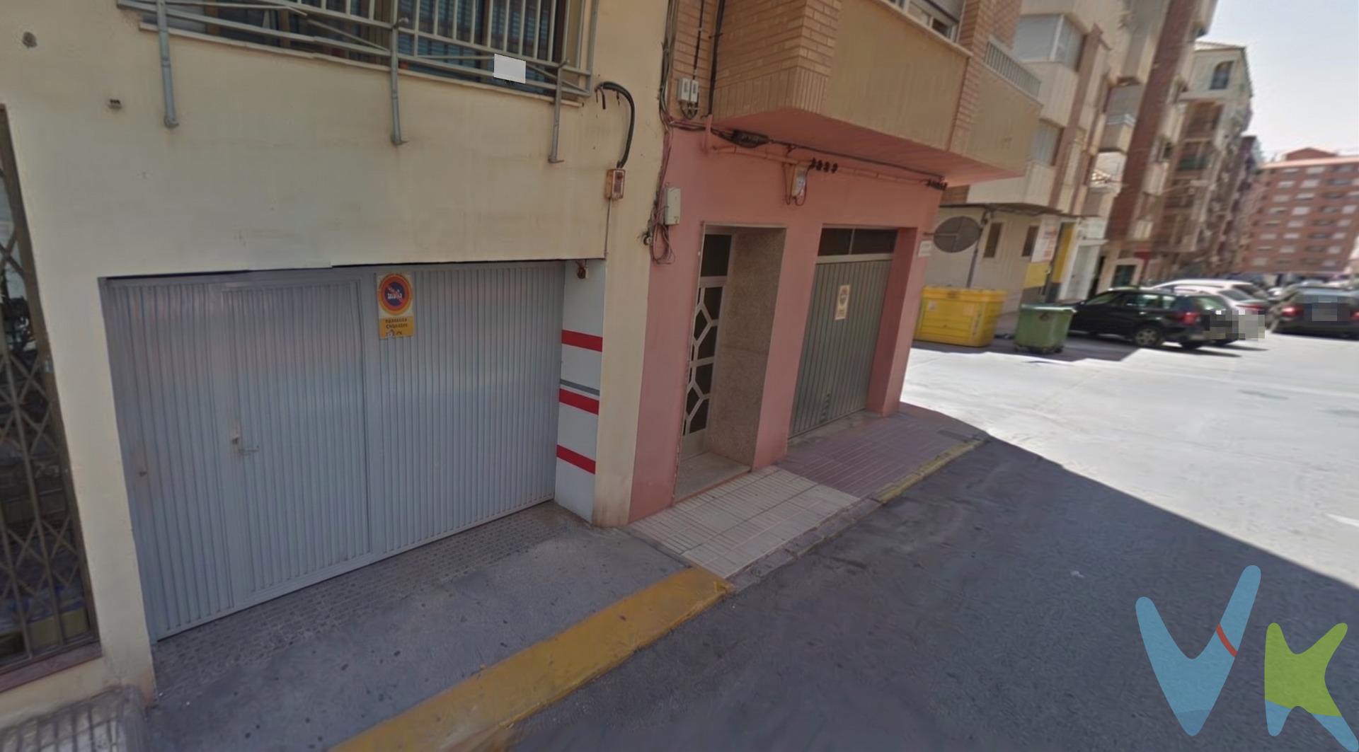Plaza de garaje individual cerrada con puerta basculante metálica, ubicada en planta subterránea. Acceso mediante rampa y pasillo comunitario. Ubicado en edificio residencial con acceso directo desde la calle. “El precio del inmueble no incluye los gastos de notaría y registro de la propiedad (que están sujetos a aranceles y varían dependiendo del precio de escrituración), ni los impuestos (que en la Comunitat Valenciana varían dependiendo del precio del inmueble y de las características personales del comprador.”