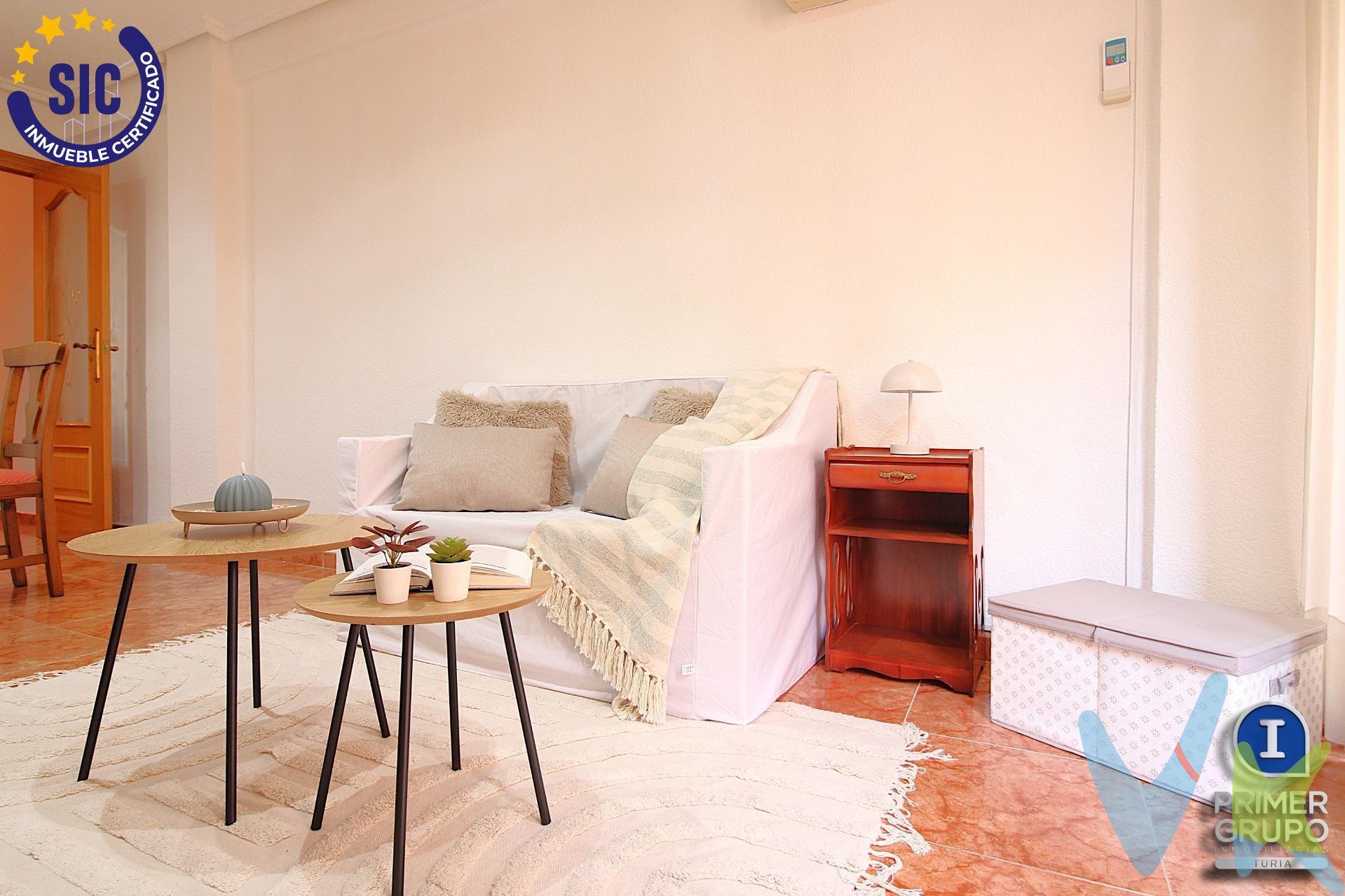 ¿Buscas vivir en Valencia? No pierdas la oportunidad de visitar este piso situado en el barrio de l’Olivereta (Valencia), ubicado en una segunda planta con ascensor y con una superficie de 82 m² construidos. La vivienda se compone, en primer lugar, de un salón-comedor amplio, con balcón a la calle y aire acondicionado. Actualmente dispone de cuatro dormitorios: un dormitorio principal de gran tamaño, con un amplio armario empotrado; un dormitorio doble, ideal para dos camas; un dormitorio de paso, perfecto para habilitar como un gran vestidor o incluso como segundo cuarto de baño; y un dormitorio individual. La vivienda es perfecta para familias. El barrio es tranquilo y cuenta con todos los servicios necesarios para el día a día, como panaderías, supermercados, cafeterías, así como línea de metro y autobuses, lo que garantiza una excelente comunicación con el resto de la ciudad. Entre los lugares más destacados del barrio se encuentran el Hospital General Universitario, el Complejo Administrativo 9 d’Octubre y el Parque del Oeste. Además, en este caso, la vivienda se encuentra a muy poca distancia de los Jardines del Turia, un entorno ideal para correr, pasear o disfrutar con los niños mientras se realiza actividad al aire libre. Si estás interesado en concertar una visita, no dudes en llamarnos. Estaremos encantados de atenderte y resolver cualquier duda. El precio indicado en este anuncio no incluye los gastos propios de la compraventa, tales como impuestos aplicables, gastos de notaría, registro o gestoría.
