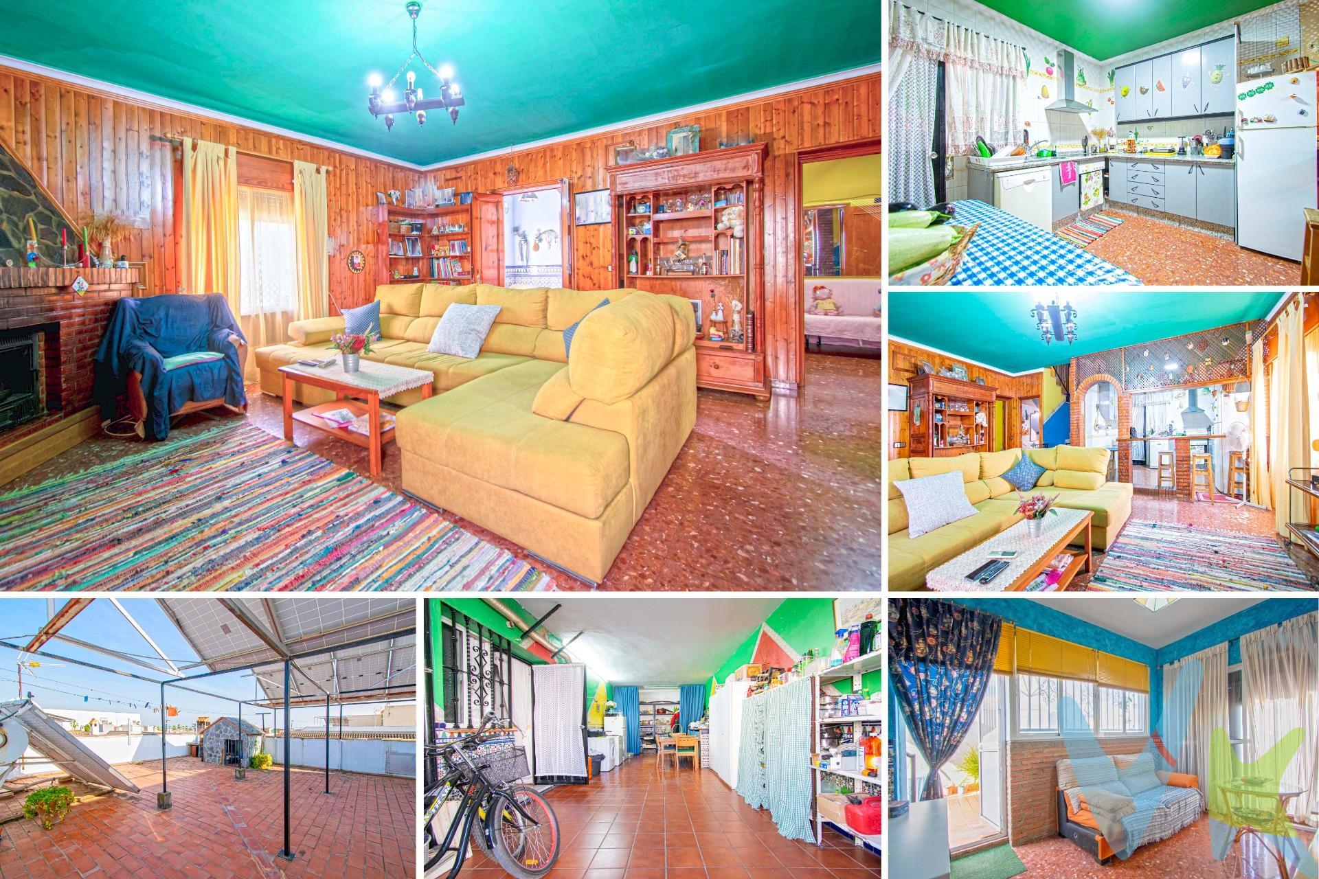 Gran vivienda en San José de La Rinconada, de esquina, amplia y luminosa!!. La vivienda dispone de 184m2 construidos distribuidos en dos plantas más un amplio garaje. Un hall nos abre paso. En planta baja tenemos un amplio salón comedor de paso con chimenea, muy acogedor y confortable. La cocina está abierta al salón y se encuentra amueblada, con zona comedor y práctica barra para tomar un aperitivo. Desde la cocina se accede a una gran cochera con lavadero y zona de almacenaje. En esta misma planta tenemos un amplio dormitorio y un aseo. La primera planta se distribuye en cuatro amplios dormitorios, un baño y una gran terraza con una zona cerrada ideal como cuarto de juegos, de estudio, despacho..Desde esta planta accedemos a una gran azotea con pequeña caseta y barbacoa de obra para disfrutar en familia de estupendas reuniones. Las ventanas son de aluminio, las puertas de madera y el suelo de terrazo, dispone de aire acondicionado mediante splits independientes y cuenta con placas solares para luz y agua.. Gran casa lista para entrar, muy bien situada, cerca del mercadillo y con todo tipo de servicios a su alcance, comercios, colegios,....Solicite visita hoy mismo!!!. . Informamos a nuestros clientes compradores que el precio de venta no incluye lo siguiente: Honorarios de la agencia inmobiliaria, Impuestos (I.T.P., I.V.A. o A.J.D., en su caso) ni otros gastos de la compraventa (gastos de Registro de la Propiedad, Notaría, Gestoría ni de posible Financiación). Documento F.I.S. a disposición del consumidor según Decreto 218/2005 Junta de Andalucía.