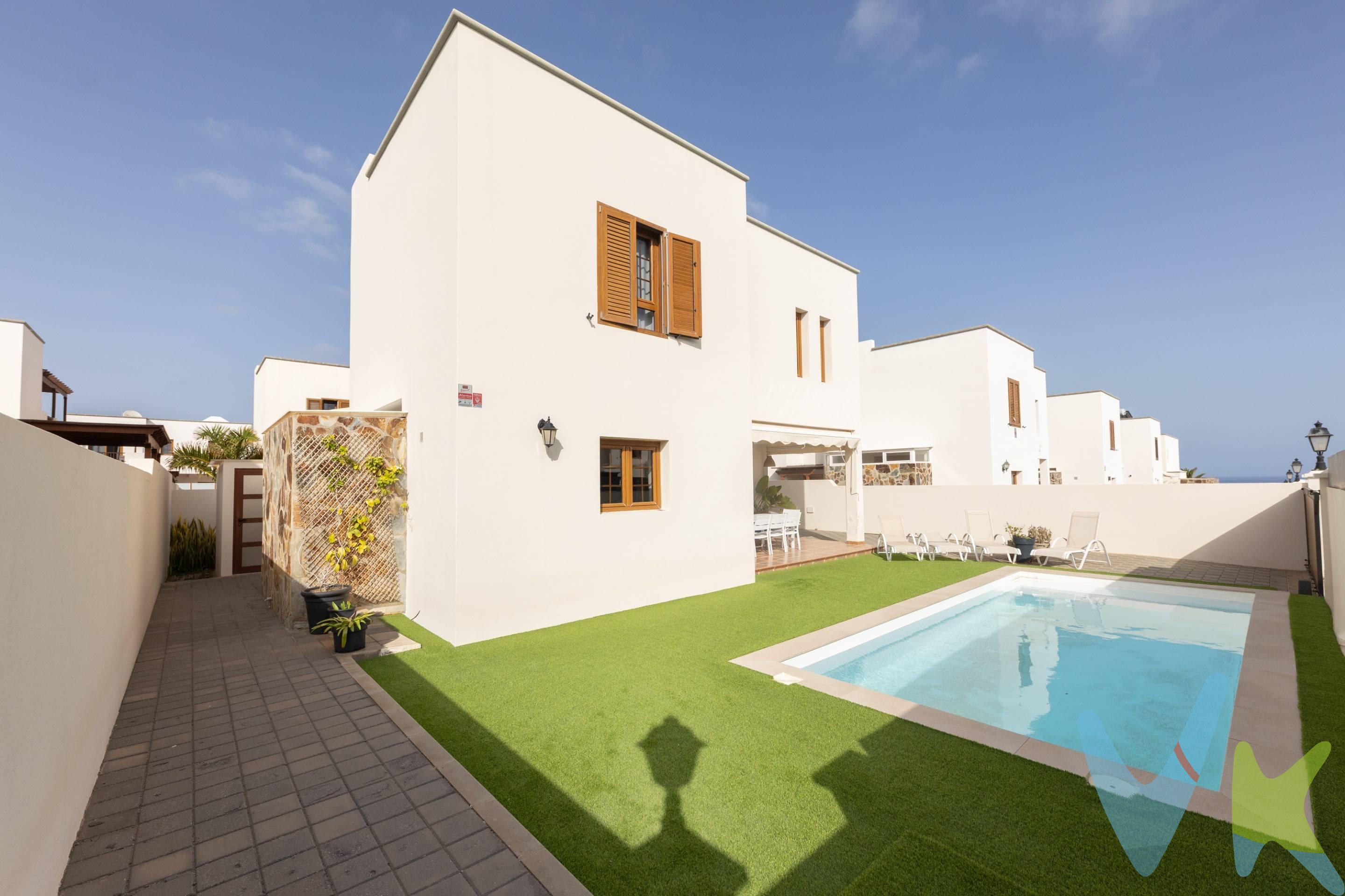 Presentamos este impresionante chalet en la codiciada zona de Costa Teguise.Esta propiedad ofrece una amplia planta principal que incluye un distribuidor elegante, despacho funcional y un salón comedor luminoso conectado a una cocina equipada con una amplia despensa. Accediendo por una escalera de madera cuidadosamente diseñada, encontramos el nivel superior que alberga dos habitaciones dobles amplias; destacando una con balcón privado y otra habitación principal de amplias dimensiones,dotada de vestidor y baño exclusivo equipado con jacuzzi y ducha moderna. En el sótano se sitúa otro dormitorio doble grande junto a espacios versátiles como cuarto para TV/juegos y un área dedicada al estudio. La oferta exterior es igualmente cautivadora: cuenta con un hermoso porche perfecto para comidas al aire libre comunicada tanto a la cocina como al salón-comedor. La zona destinada a piscina está rodeada por solárium ideal para hamacas además de contar con áreas cubiertas perfectas para crear tu chill out personal. Para mayor comodidad se dispone también de cuarto lavandería externo dispuesto estratégicamente. Este inmueble destaca no solo por su buen estado general sino también gracias a extras considerables tales como piscina privada, parques infantiles dentro del mismo residencial,así como cercanía a supermercados, colegios,farmacias,zonas comerciales,etc. ¡No te pierdas esta oportunidad única!