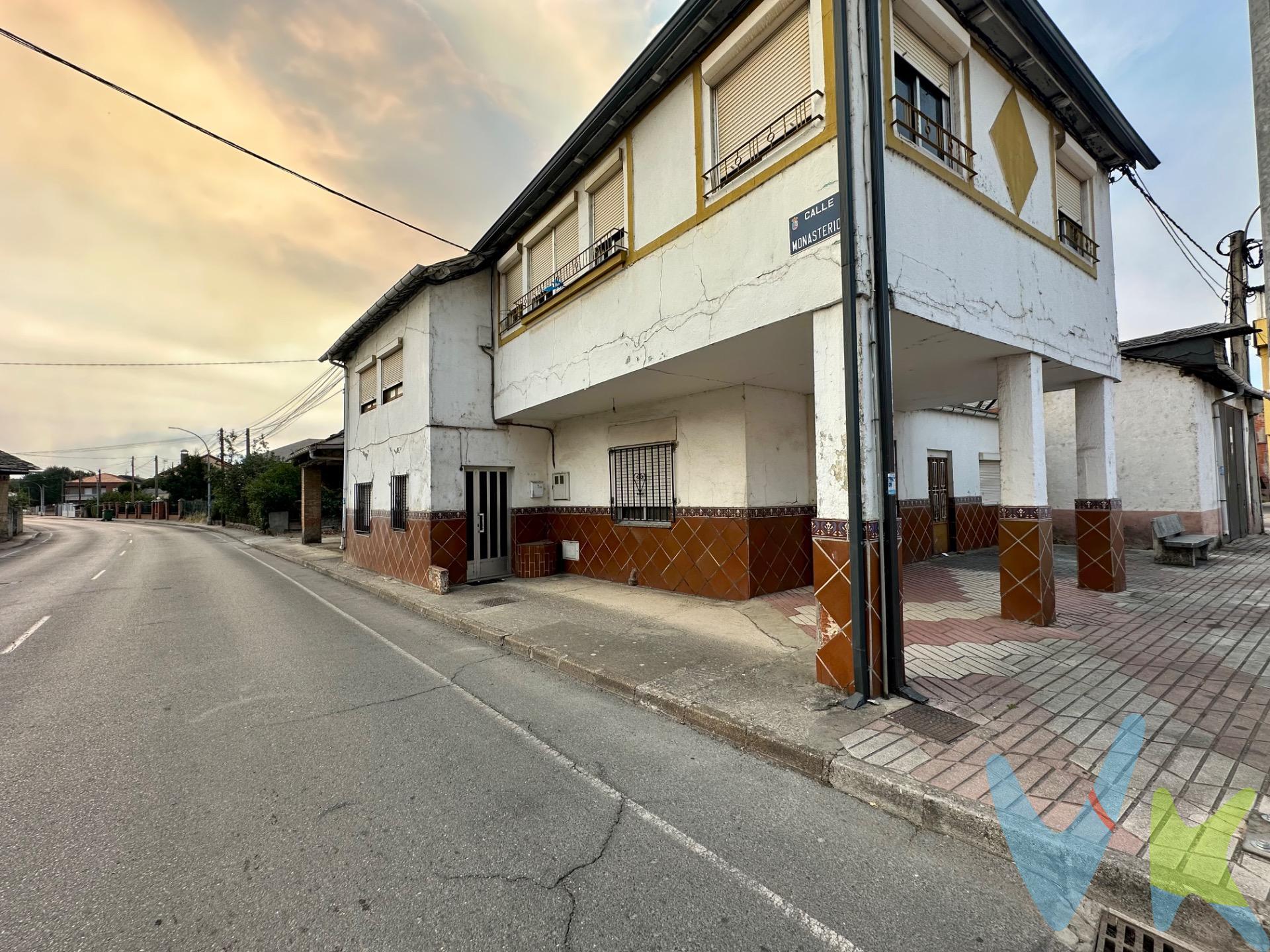 Vivienda ubicada en Camponaraya, próxima al Ayuntamiento y a varios de los servicios utilizados a diario. El inmueble se encuentra para reformar. Consta de tres habitaciones, baño, salón, cocina y corredor con galería de madera. En la planta baja cuenta con un bajo comercial de 57 m2 que se puede habilitar de garaje. *Por mandato expreso del propietario, comercializamos este inmueble en exclusiva, lo que garantiza el acceso a toda la información, a un servicio de calidad, en un trato fácil, sencillo y sin interferencias de terceros. Por este motivo, se ruega no molestar al propietario, a los ocupantes de la propiedad o a los vecinos. Muchas gracias por su comprensión*. 