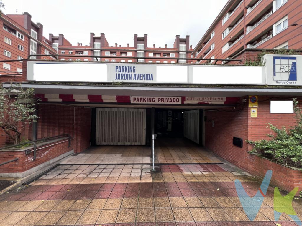 En la zona de El Llano en Gijón, donde cada día es más difícil encontrar aparcamiento, se encuentra disponible para la venta una plaza de garaje con trastero anejo que cumplirá con todas tus expectativas. Este inmueble, ubicado en un edificio construido en el año 1995, ofrece la oportunidad perfecta para aquellos que buscan una solución segura y conveniente para el estacionamiento de su vehículo y un trastero de 11 metros perfecto para guardar bicicletas y cualquier otra cosa que no puedas guardar en tu casa.Desde el momento en que pones un pie en este garaje, te sorprenderá la amplitud y la comodidad que ofrece. Con espacio más que suficiente para estacionar tu coche de manera segura y protegida, este garaje se convierte en la elección ideal para aquellos que valoran la seguridad y la conveniencia por encima de todo.¿Cansado de dar vueltas buscando aparcamiento? Con este garaje, olvídate de ese problema. Con una ubicación estratégica en el Llano, tendrás acceso rápido y sencillo a las principales arterias de la ciudad, haciendo que tus desplazamientos sean más rápidos y cómodos.Pero las ventajas de este garaje no acaban aquí. Su precio competitivo lo convierte en una oportunidad única para aquellos que buscan una inversión segura y rentable a largo plazo. No dejes pasar esta oportunidad de oro de hacerte con un garaje en una de las zonas más exclusivas de Gijón.No pierdas la oportunidad de visitarlo y descubrir por ti mismo todas las ventajas que ofrece este inmueble. ¡Llámanos ya y agenda una visita! ¡No te arrepentirás!En el precio final no están incluidos el Impuesto de Transmisiones Patrimoniales ni los gastos de Notaría y Registro.