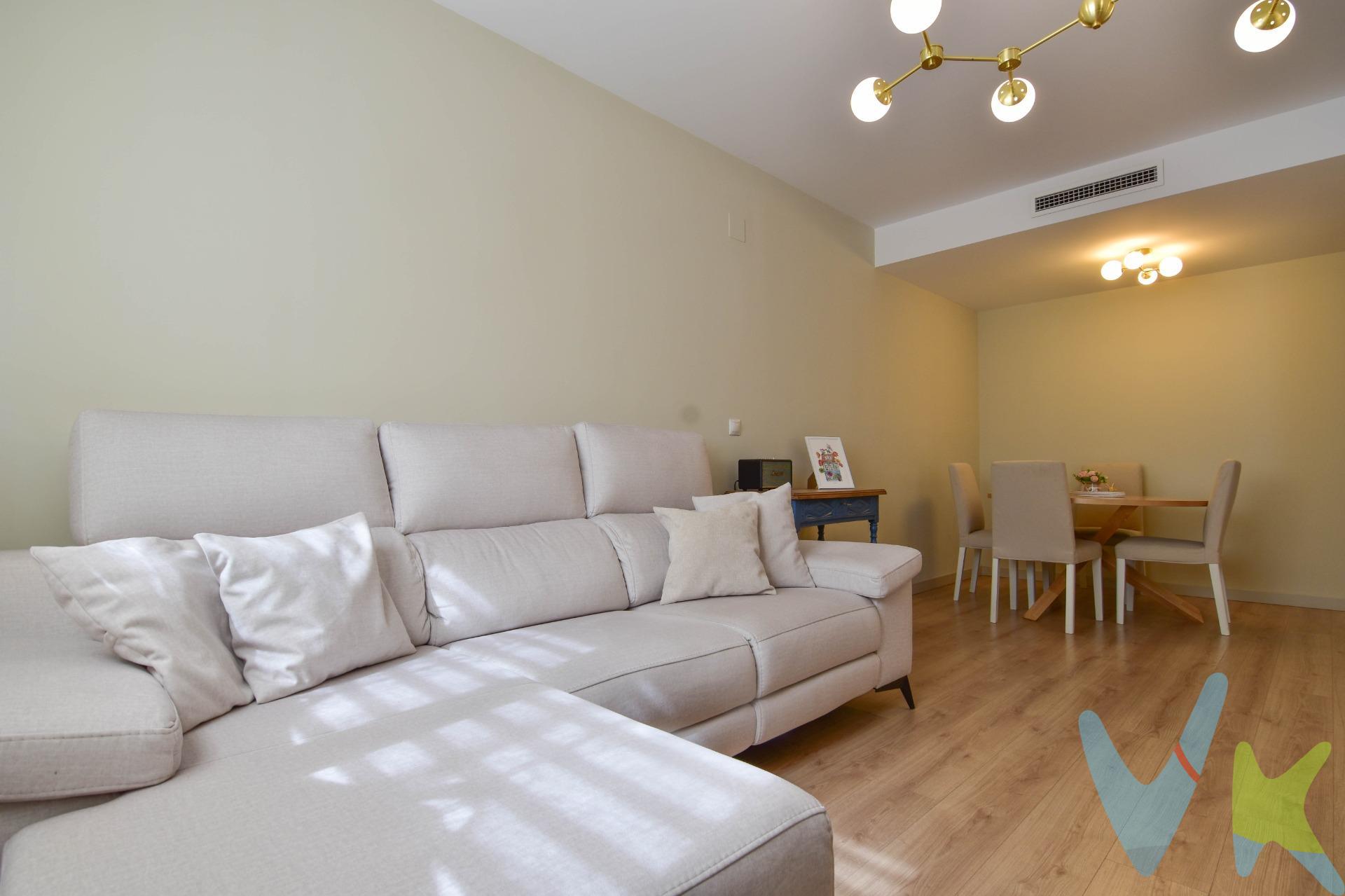 Hay viviendas que simplemente cumplen… y otras que consiguen que, desde el primer instante, imagines tu vida en ellas. En la zona nueva de Paiporta te espera este exclusivo entresuelo, una vivienda pensada para quienes valoran la comodidad, la calidad y los pequeños detalles que marcan la diferencia. Un hogar donde cada estancia ha sido diseñada para disfrutar del día a día con amplitud, luz y funcionalidad. Completamente exterior y con orientación oeste, la vivienda recibe una cálida luz natural durante toda la tarde, creando un ambiente acogedor y lleno de vida. Sus tres dormitorios ofrecen el espacio perfecto para adaptarse a cualquier etapa familiar, mientras que los dos baños aportan la comodidad que todos buscamos. El amplio salón-comedor se convierte en el corazón de la casa, un lugar donde compartir momentos inolvidables, y la cocina con práctica galería, está preparada para hacer más cómodo tu día a día. Pero esta vivienda va mucho más allá de sus metros cuadrados. Sus excelentes calidades y los extras que incorpora la convierten en una oportunidad difícil de encontrar. Porque no solo tendrás un hogar, también disfrutarás de una plaza de garaje con punto de carga para coche eléctrico, pensando en el presente y en el futuro, además de un trastero que aporta ese espacio extra tan necesario. Todo ello en una de las zonas más demandadas de Paiporta, rodeada de avenidas amplias, parques, comercios, colegios y todos los servicios necesarios para vivir con tranquilidad sin renunciar a la comodidad de tenerlo todo a pocos minutos. Hay casas bonitas… y luego están aquellas que reúnen ubicación, calidad, confort y proyección de futuro. Este entresuelo pertenece a ese segundo grupo. Ahora solo falta que vengas a descubrir por qué podría convertirse en el hogar que llevas tiempo buscando. Nota: Agencia Registrada con el Nº 1395 en el Registro Obligatorio de Agentes Inmobiliarios de la Comunitat Valenciana, consultable en la web de la Generalitat Valenciana. La oferta está sujeta a cambios de precio o retirada del mercado sin previo aviso. La información contenida en el presente anuncio se facilita a título meramente informativo y no contractual, los datos, descripciones, superficies, imágenes y cualquier otro contenido del mismo pueden estar sujetos a errores u omisiones al ser facilitados por terceros. El precio de venta publicado no incluye los honorarios de intermediación inmobiliaria, ni los impuestos legalmente aplicables (IVA o ITP), ni los gastos derivados de la compraventa, tales como notaría, registro y gestoría, ni aquellos derivados de la financiación, en caso de existir. Por mandato expreso del propietario, este inmueble se comercializa en régimen de exclusiva, garantizando al interesado un acceso completo a la información y una gestión profesional, transparente y sin interferencias de terceros. Se ruega no molestar al propietario, a los ocupantes del inmueble ni a los vecinos. Agentes inmobiliarios con cliente interesado pueden contactar con la agencia para colaborar. Nuestro departamento financiero puede conseguir tu financiación. ¡Consúltanos!
