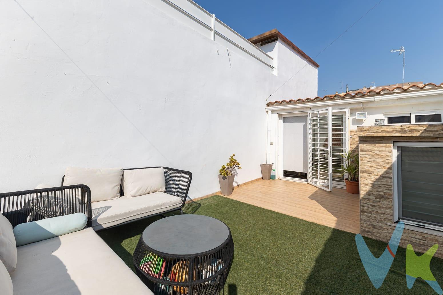 Casa Reformada y Moderna en una Planta. Esta impresionante vivienda combina modernidad, funcionalidad y diseño contemporáneo en una distribución de una sola planta que maximiza la comodidad y la luminosidad en cada rincón. La reforma integral ha renovado cada espacio con materiales de primera calidad, logrando un hogar elegante y acogedor. Planta Baja:. Cocina Moderna: La cocina, situada en un espacio abierto y luminoso, destaca por su diseño en blanco brillante, con acabados de alta gama y materiales de primera calidad. Los muebles son minimalistas, con superficies lisas y electrodomésticos integrados que ofrecen un aspecto limpio y ordenado. La iluminación LED y las ventanas con cristal climalit aportan claridad y eficiencia energética. Baño Reformado: Un baño actualizado con un plato de ducha moderno, de fácil acceso y con acabados de primeras marcas. Los azulejos y los detalles aportan un toque elegante y contemporáneo. Habitaciones Simples: Dos habitaciones sencillas, muy luminosas, ideales como dormitorios de invitados, oficina o zona de estudio. Ambas cuentan con grandes ventanas de cristal climalit que permiten la entrada abundante de luz natural. Habitación Principal: La suite principal dispone de un vestidor amplio y un baño completo reformado. El baño en suite incluye una bañera moderna y elegante, con acabados en tonos neutros y materiales de alta calidad, proporcionando un espacio de relax y privacidad. Comedor: Un espacio cuadrado con mucha luz natural, perfecto para comidas familiares y reuniones. La estancia cuenta con aire acondicionado frío/calor para mantener la temperatura perfecta durante todo el año. Suelo: El suelo de toda la planta es de gres porcelánico imitación a parquet, que combina la calidez estética del parquet con la durabilidad y fácil mantenimiento del porcelánico. Ventanas y Paredes: Ventanas de cristal climalit que ofrecen aislamiento acústico y térmico, y paredes lisas que aportan un acabado moderno y elegante a toda la vivienda. Seguridad: Puerta acorazada que garantiza la protección y tranquilidad de sus habitantes. Primera Planta:. Comedor y Cocina de Verano: En la primera planta se encuentra un espacio adicional destinado a comedor y cocina de verano, abierto y conectado con la terraza. Esta zona es perfecta para disfrutar de comidas al aire libre y reuniones en un entorno agradable. Terraza con Césped: La terraza cuenta con una superficie de césped artificial, creando un ambiente verde y natural. La estructura de la terraza está reforzada, permitiendo la instalación de una piscina en el futuro, según las necesidades. Acceso a la Terraza: Desde este espacio se accede directamente a la terraza, que ofrece vistas abiertas y un ambiente relajante. Servicios Adicionales: En la terraza también se encuentra un aseo y un cuarto trastero, ideales para almacenamiento y comodidad adicional. Resumen:. Esta casa moderna en una planta ha sido cuidadosamente reformada para ofrecer un estilo contemporáneo, espacios luminosos y funcionales, y acabados de primera calidad en cada rincón. La distribución en una planta facilita la movilidad y hace que sea ideal para quienes buscan comodidad, seguridad y un diseño actual. La incorporación de espacios exteriores en la primera planta, con posibilidad de piscina, añade un valor añadido que convierte a esta vivienda en un hogar perfecto para disfrutar en familia o con invitados. El precio NO INCLUYE los gastos de Notaria, Registro, impuestos ni honorarios de la Inmobiliaria-. Los datos e información contenida en este anuncio son meramente informativos, por lo que no tienen carácter contractual, reservándose la Inmobiliaria de poder modificarlos en cualquier momento. Para saber más sobre el mismo no dude en ponerse en contacto con nosotros.